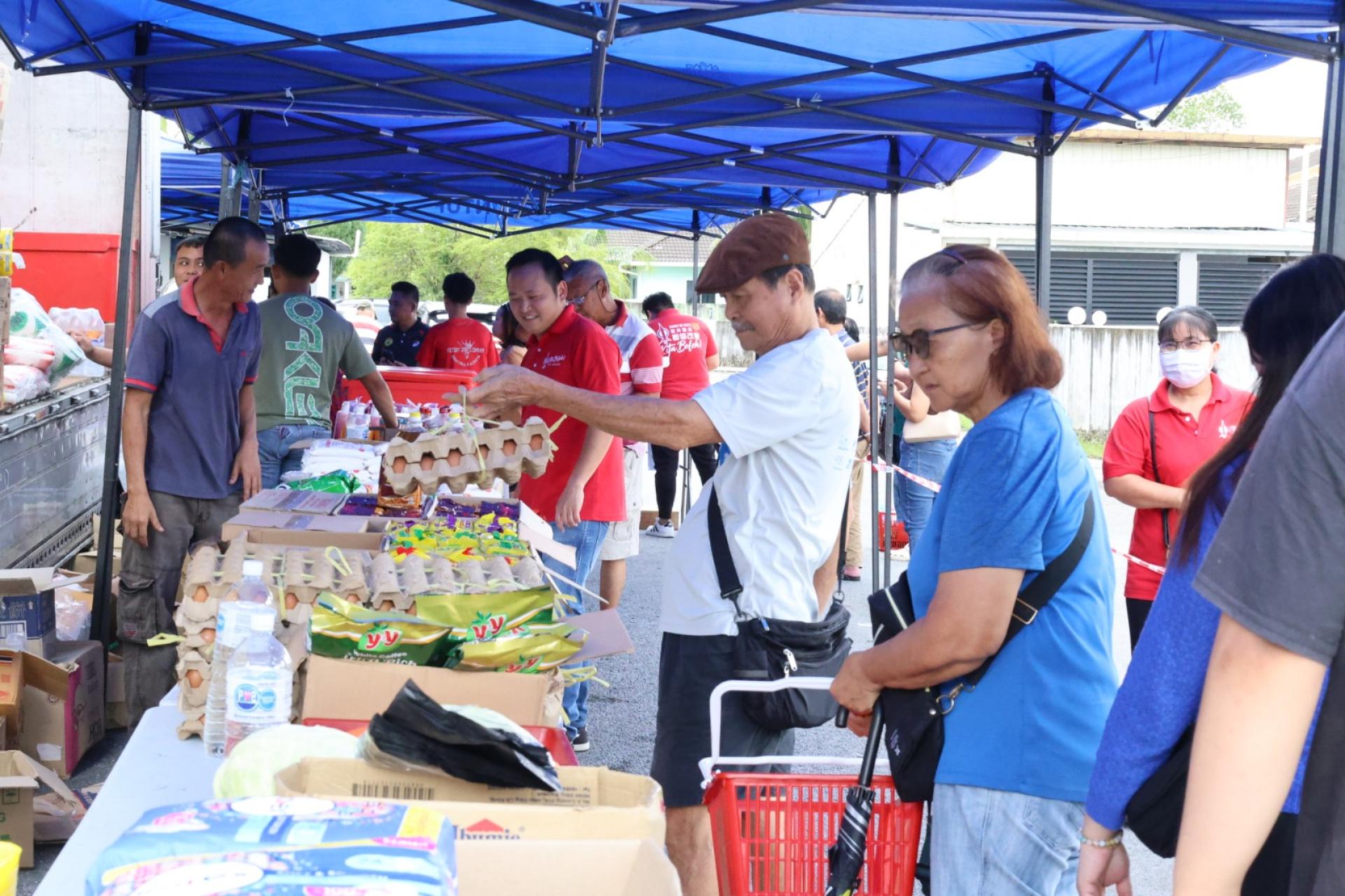 张健仁特别助理江峰年视察“昌明大马慈悯流动促销”活动。