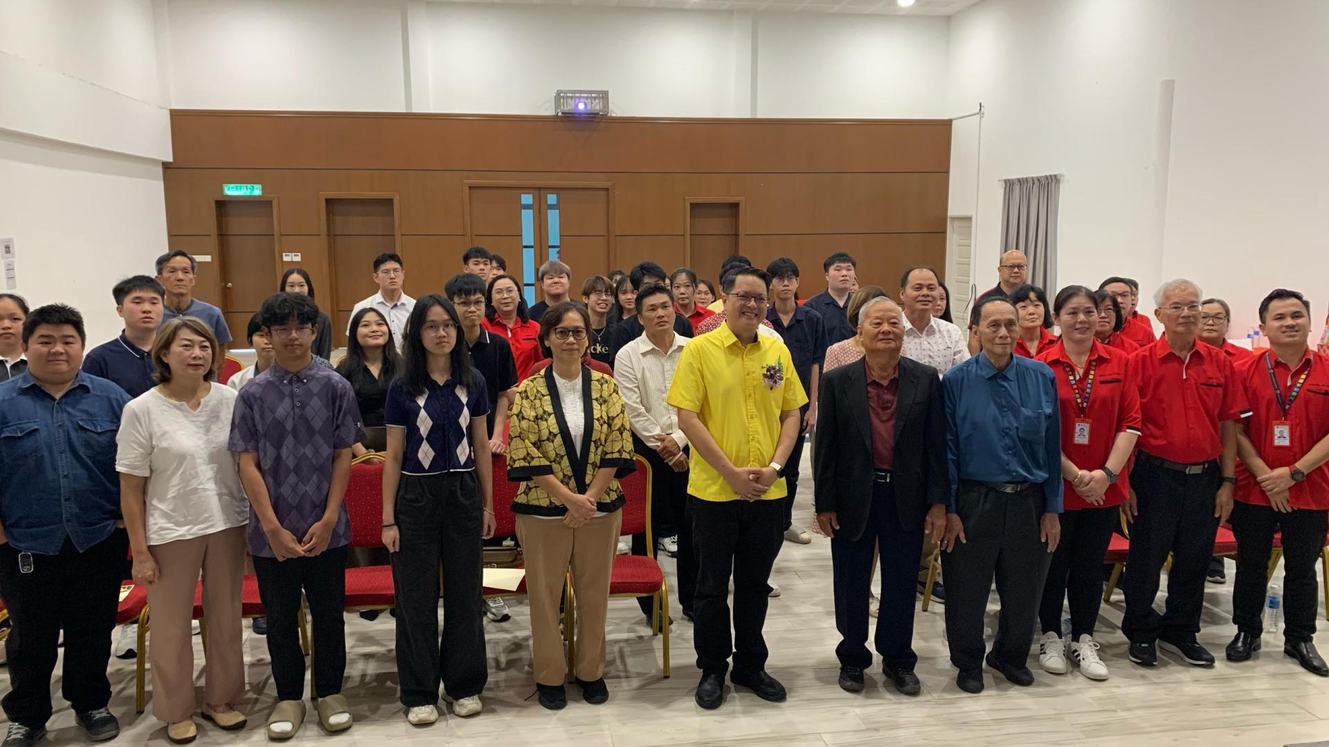 美里廉律中学杰出SPM与A-Level学生奖励金颁发仪式嘉宾和与会者合影。左6起为李景胜的代表彭小菶、廉中联合董事长拿督斯里刘久健、副首席执行员刘世聪及校长江佩娟。