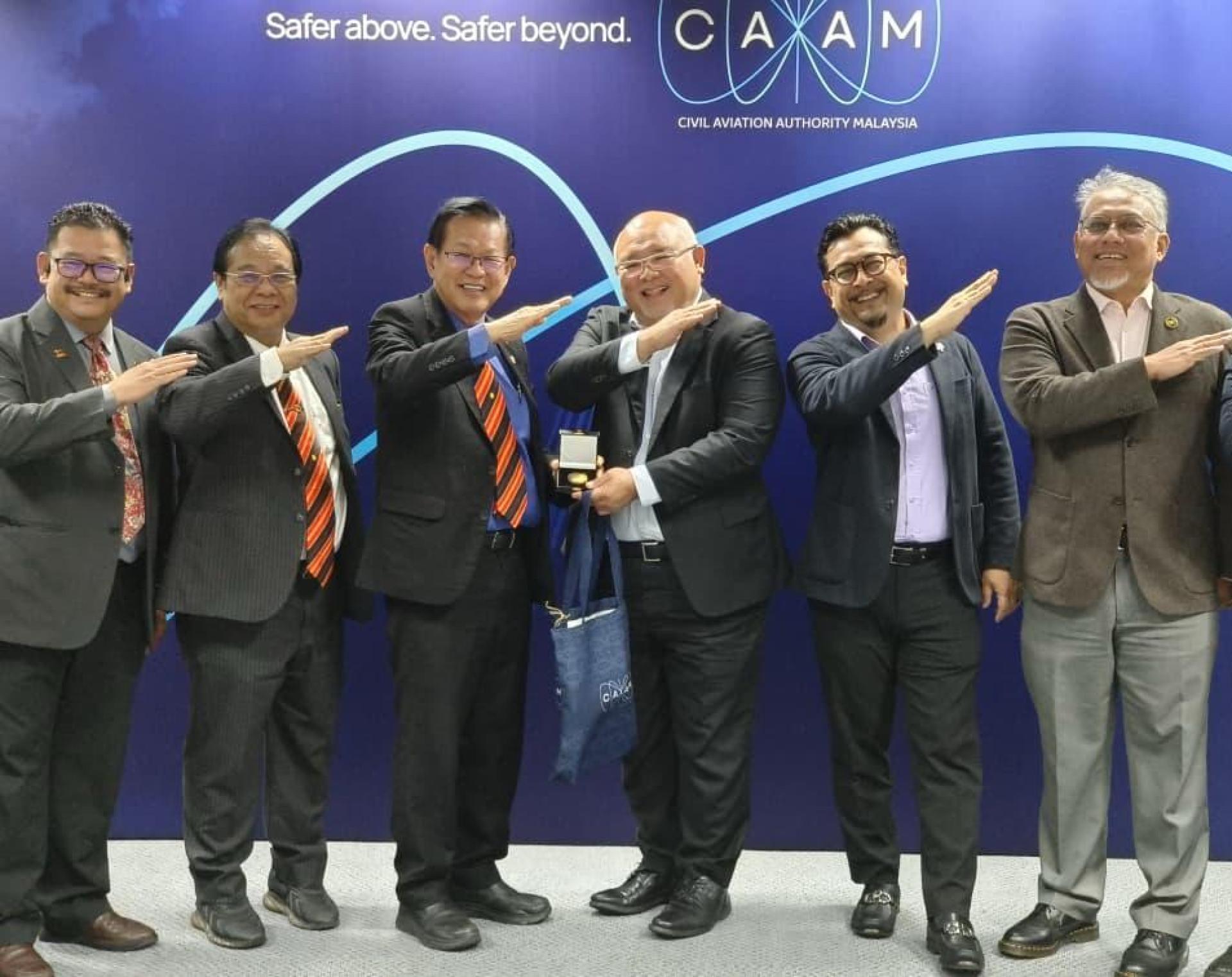 砂拉越交通部长拿督斯里李景胜（左3）于到访马来西亚  民航局（CAAM）布城总部，与CAAM高层官员会面交流时合影。