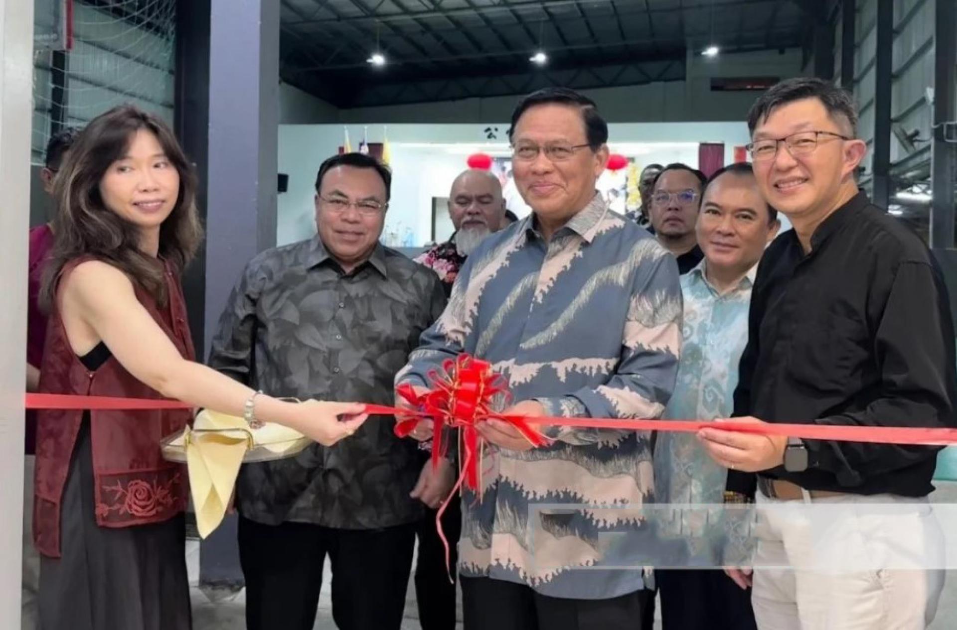 阿都拉曼朱乃迪医生为中华第四中学艺术展开幕仪式剪彩。