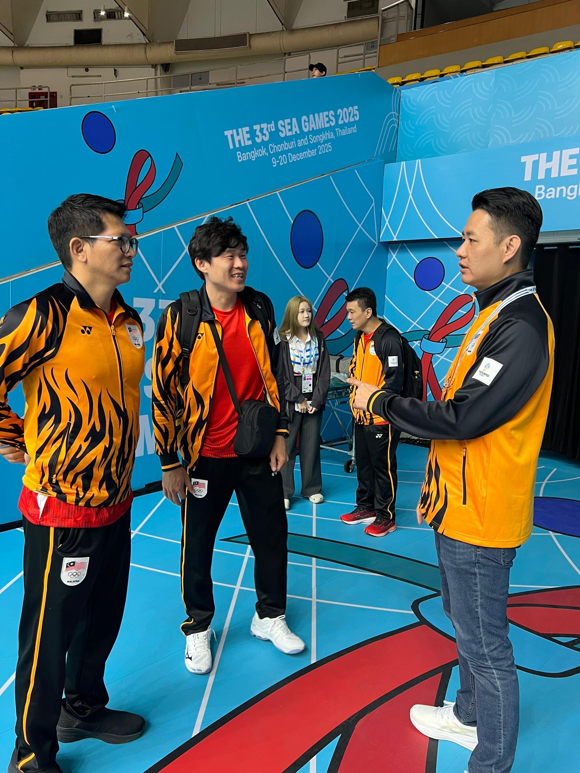 教练刘扶运（左1）运率队出征，国家女队以年轻球员为主，右是国家体育理事会董事林思健。