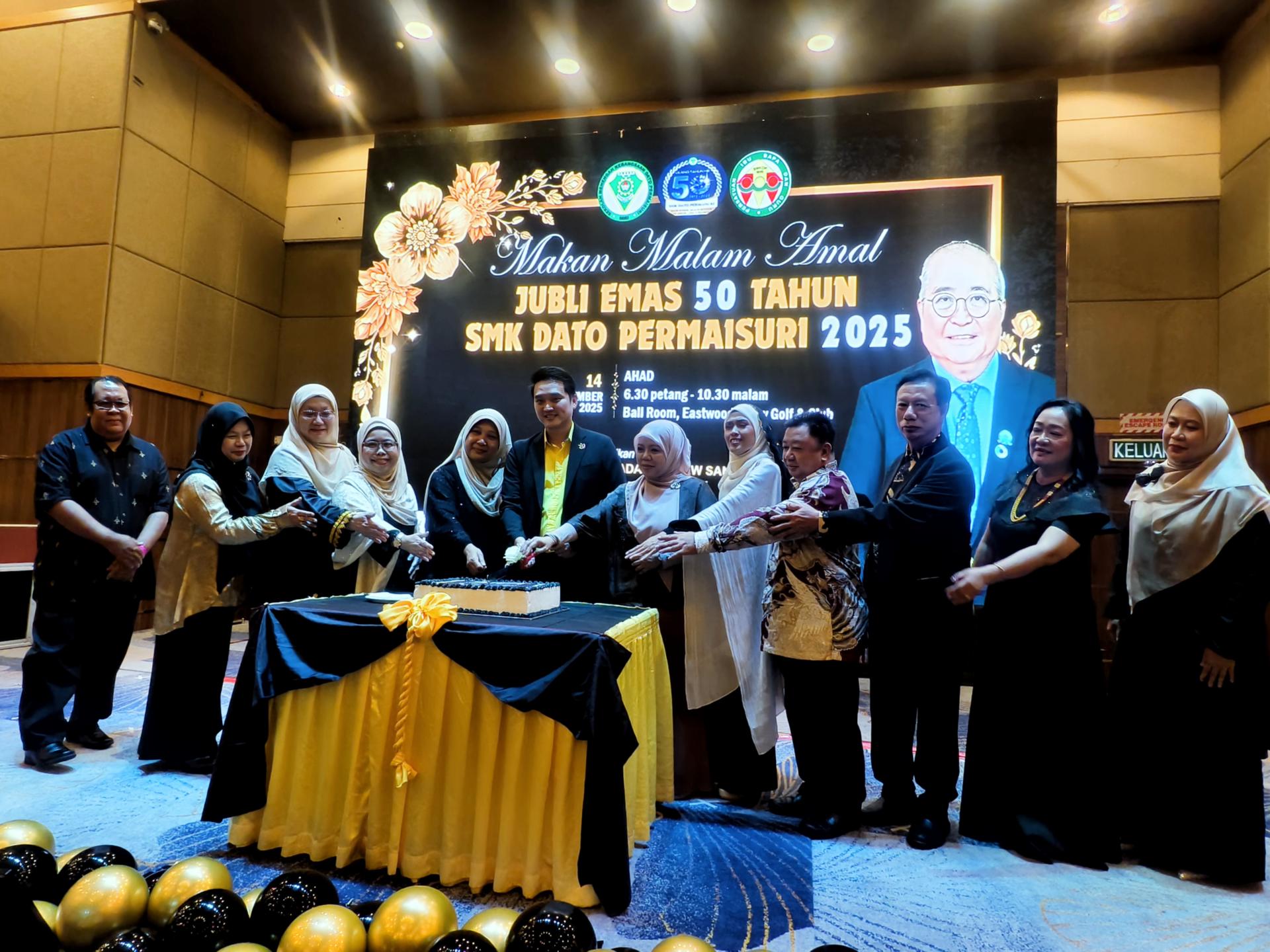 拿督柏迈苏里国中50周年金禧校庆纪念暨慈善晚宴切蛋糕仪式。
