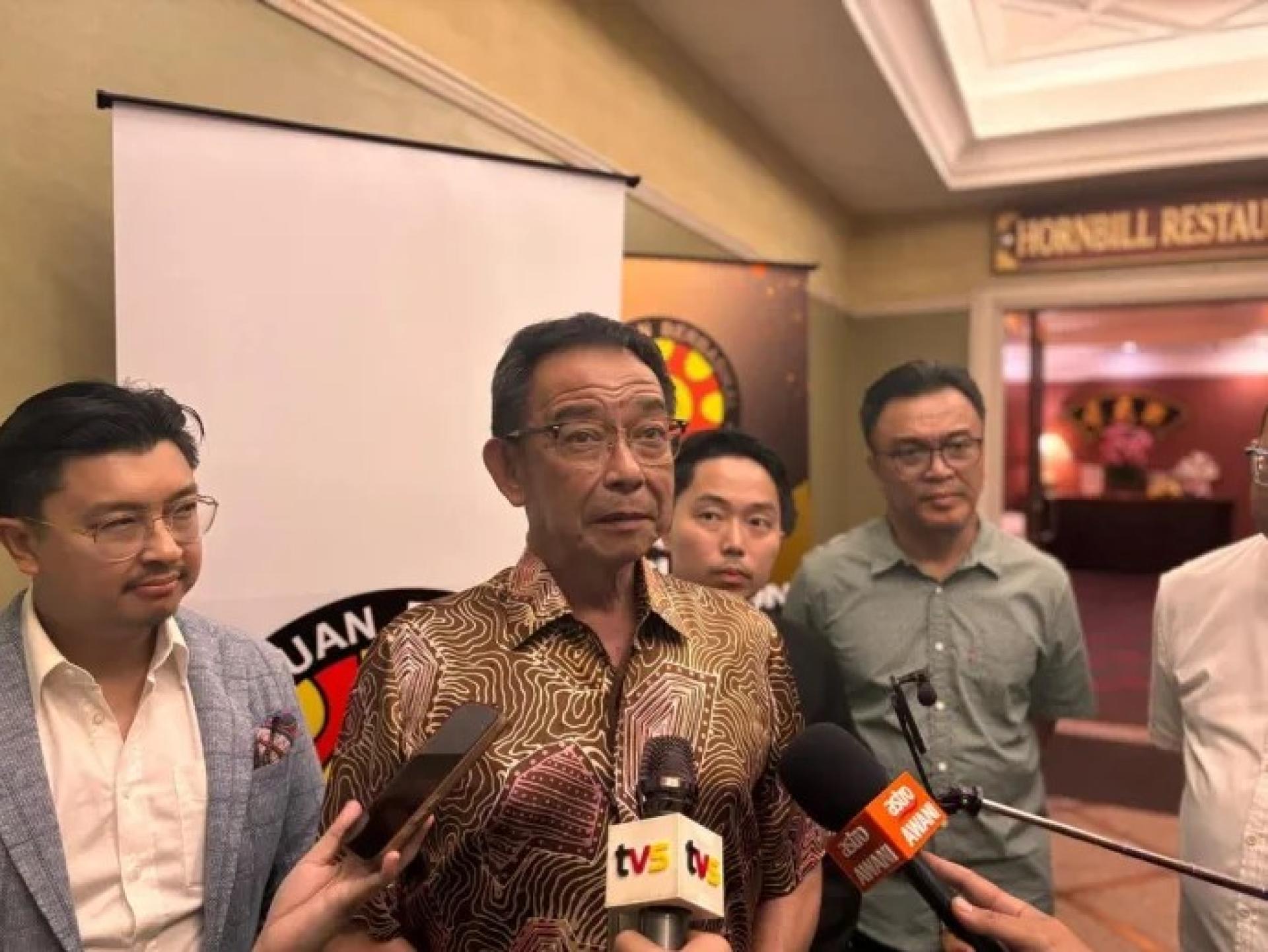 阿都卡林（左2）于2025年12月14日SCA表彰仪式上接受记者采访。