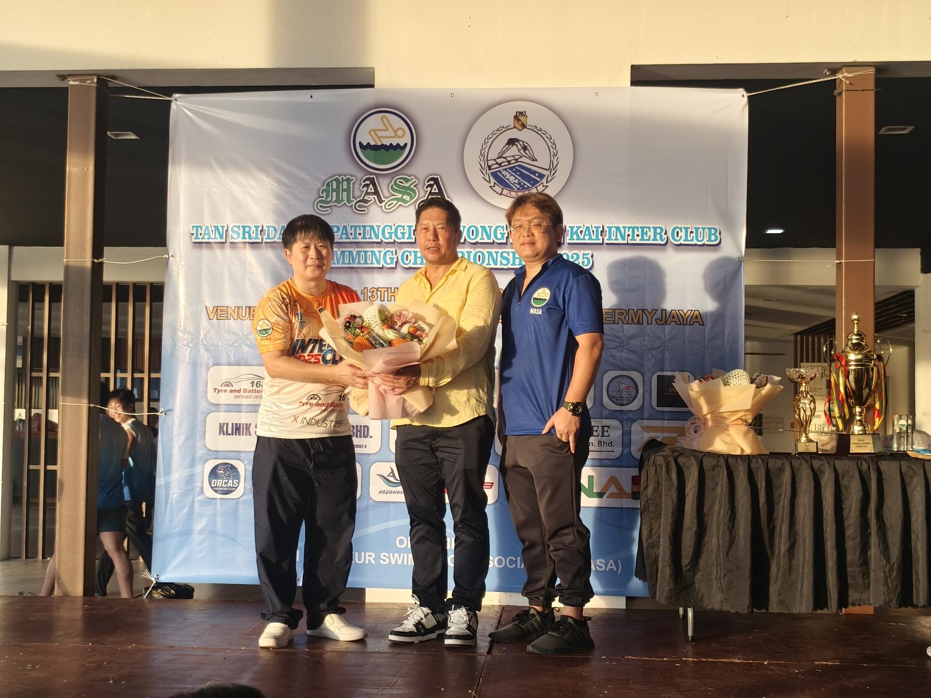 美里业余游泳协会会长王智义（左）赠送纪念品给砂拉越业余游泳协会总会长本曼查陈君义。