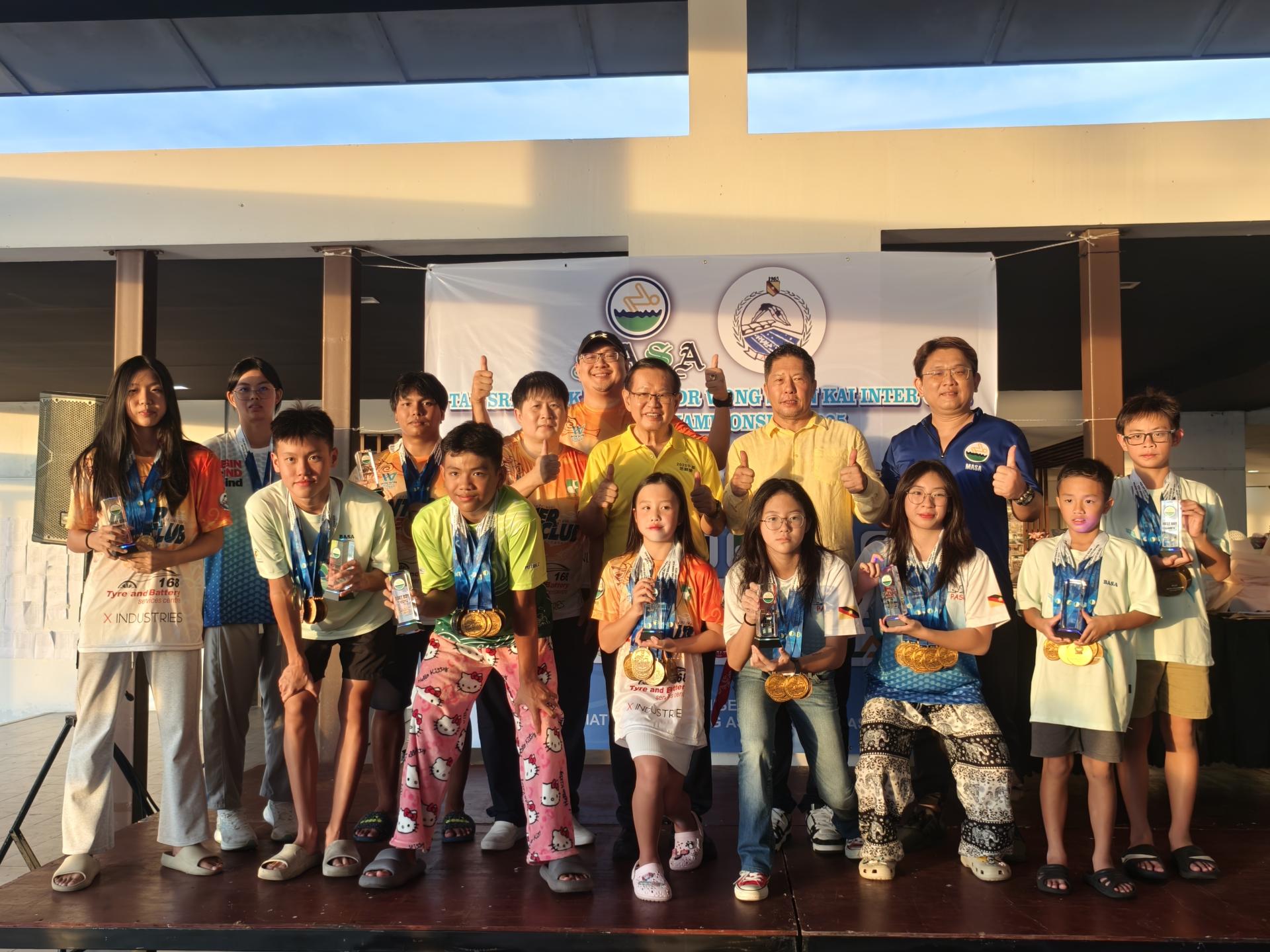 2025年拿督巴丁宜丹斯里黄顺开挑战杯游泳分龄锦赛最佳男女游泳运动员与嘉宾们合影。后排左4起为美里业余游泳协会会长王智义、主宾拿督斯里李景胜及砂拉越业余游泳协会总会长本曼查陈君义。