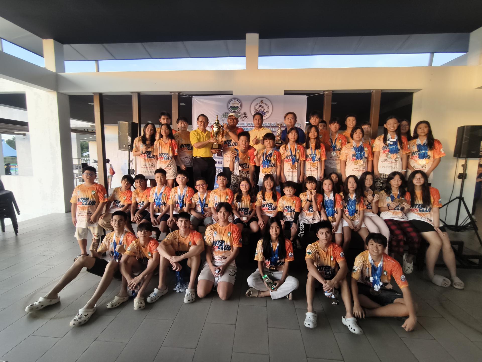 主宾拿督斯里李景胜颁发2025年拿督巴丁宜丹斯里黄顺开挑战杯游泳分龄锦赛全场总冠军杯予美里业余游泳协会。