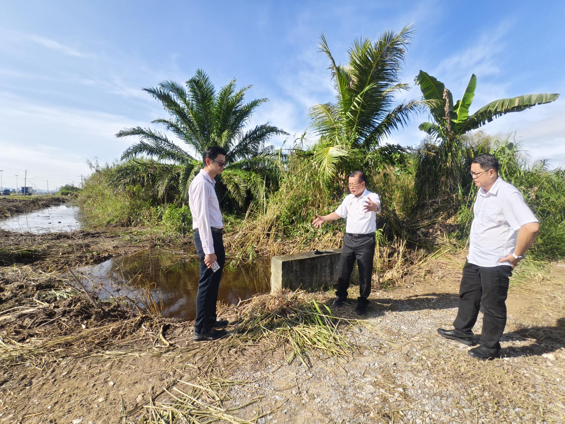 砂交通部长拿督斯里李景胜（中）提出整体规划，针对是否将土沟改建为混凝土排水沟的长期方案。