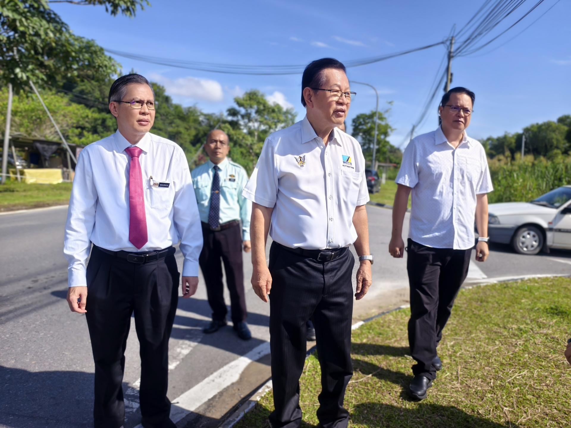 砂交通部长拿督斯里李景胜（中）前往位于美里市诊所前的路段查看交通安全情况。