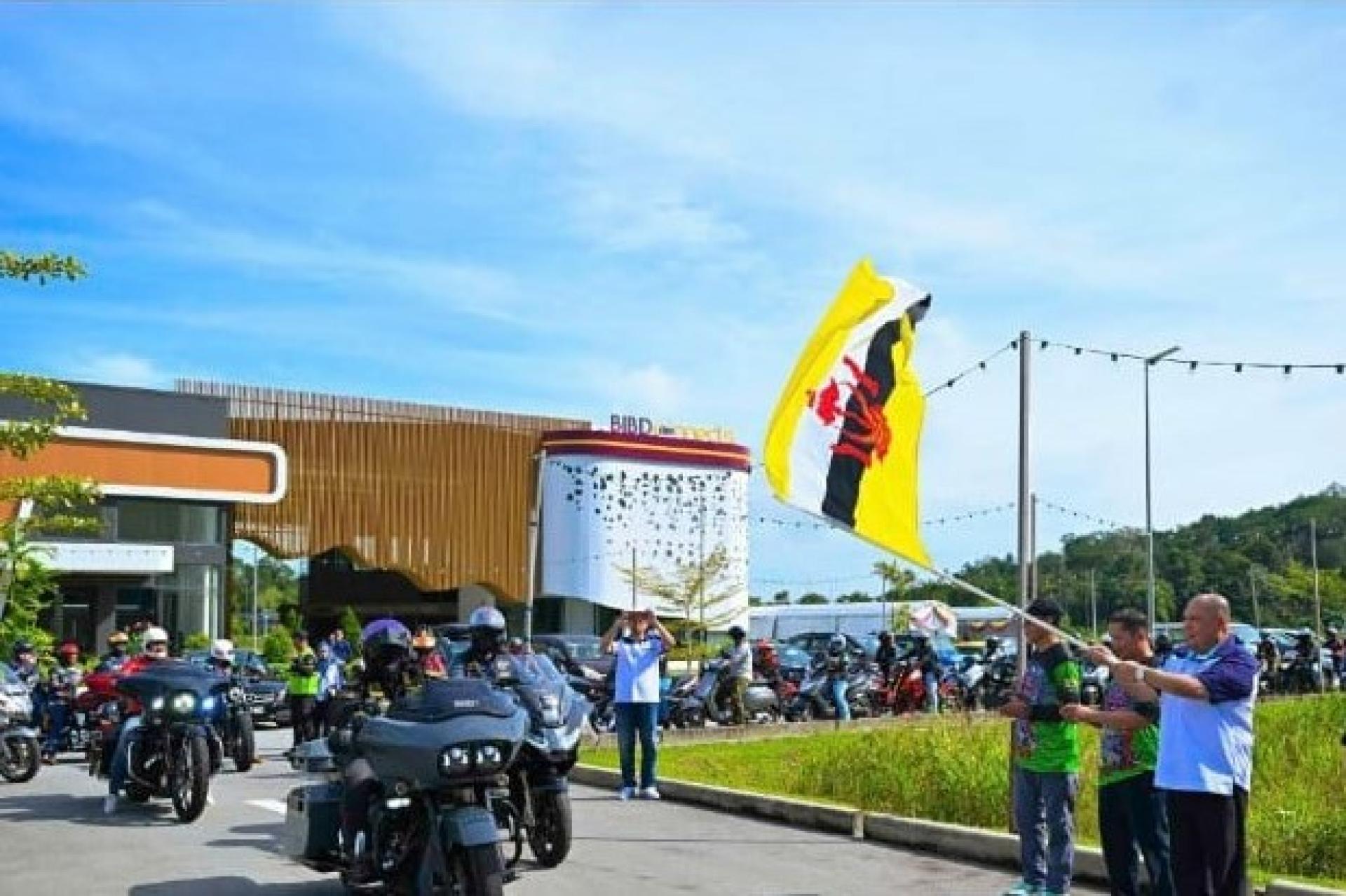 交通与通信部副常任秘书莫哈末沙利欣主持挥旗仪式