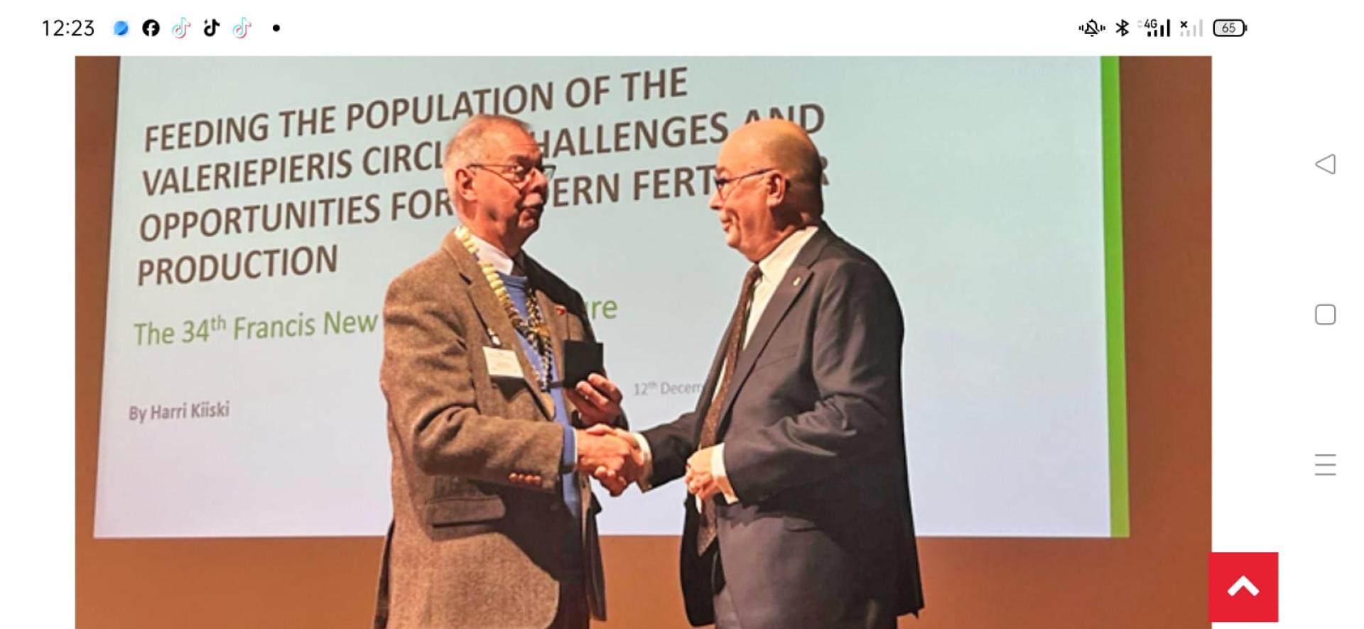 汶莱化肥工业有限公司首席执行官哈里基斯基博士获颁第34届弗朗西斯新奖章