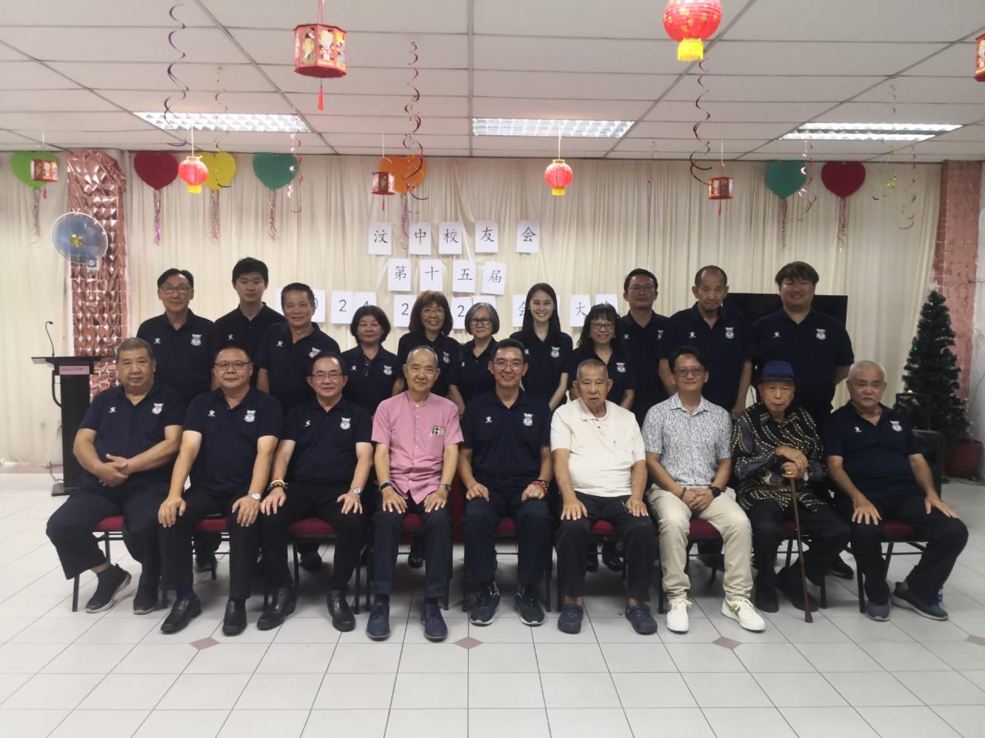 汶中校友会主席林伟发与出席者合影