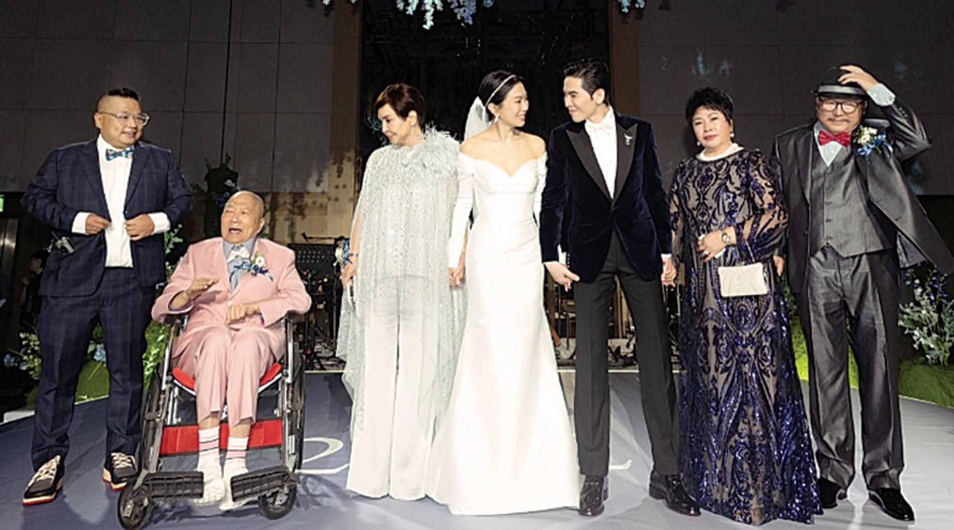 林光宁（左二）中风仍为爱女Summer（中）签结婚证书，画面感动无数人。