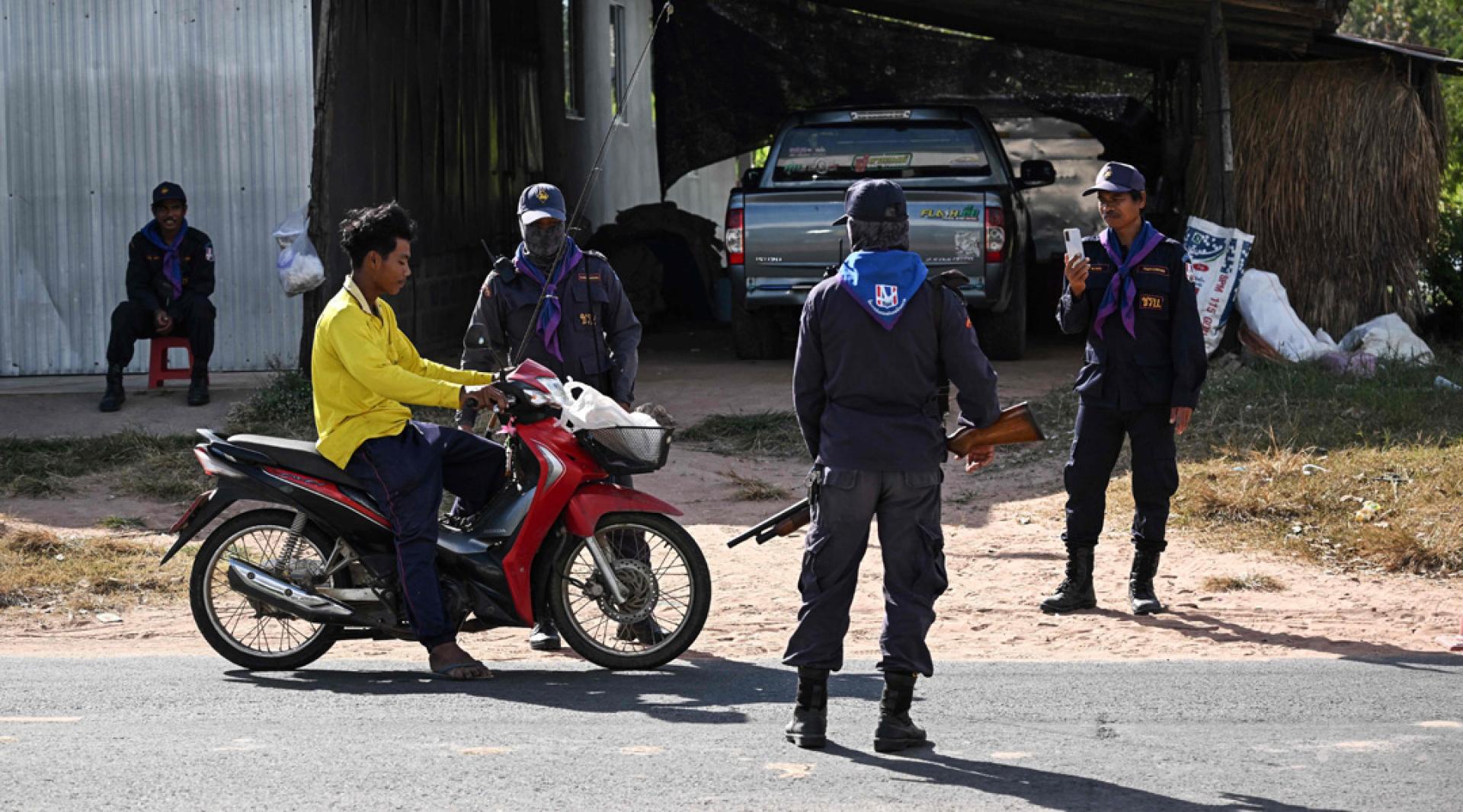 在泰国武里南府，志愿人员在疏散区检查来往人士身份，以保护村民的财产。