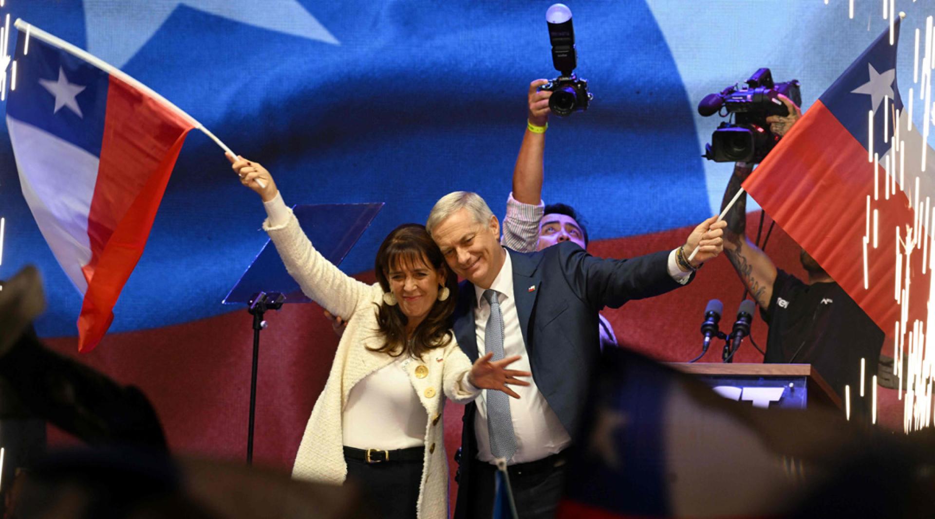 胜选后，卡斯特与妻子挥舞智利国旗。