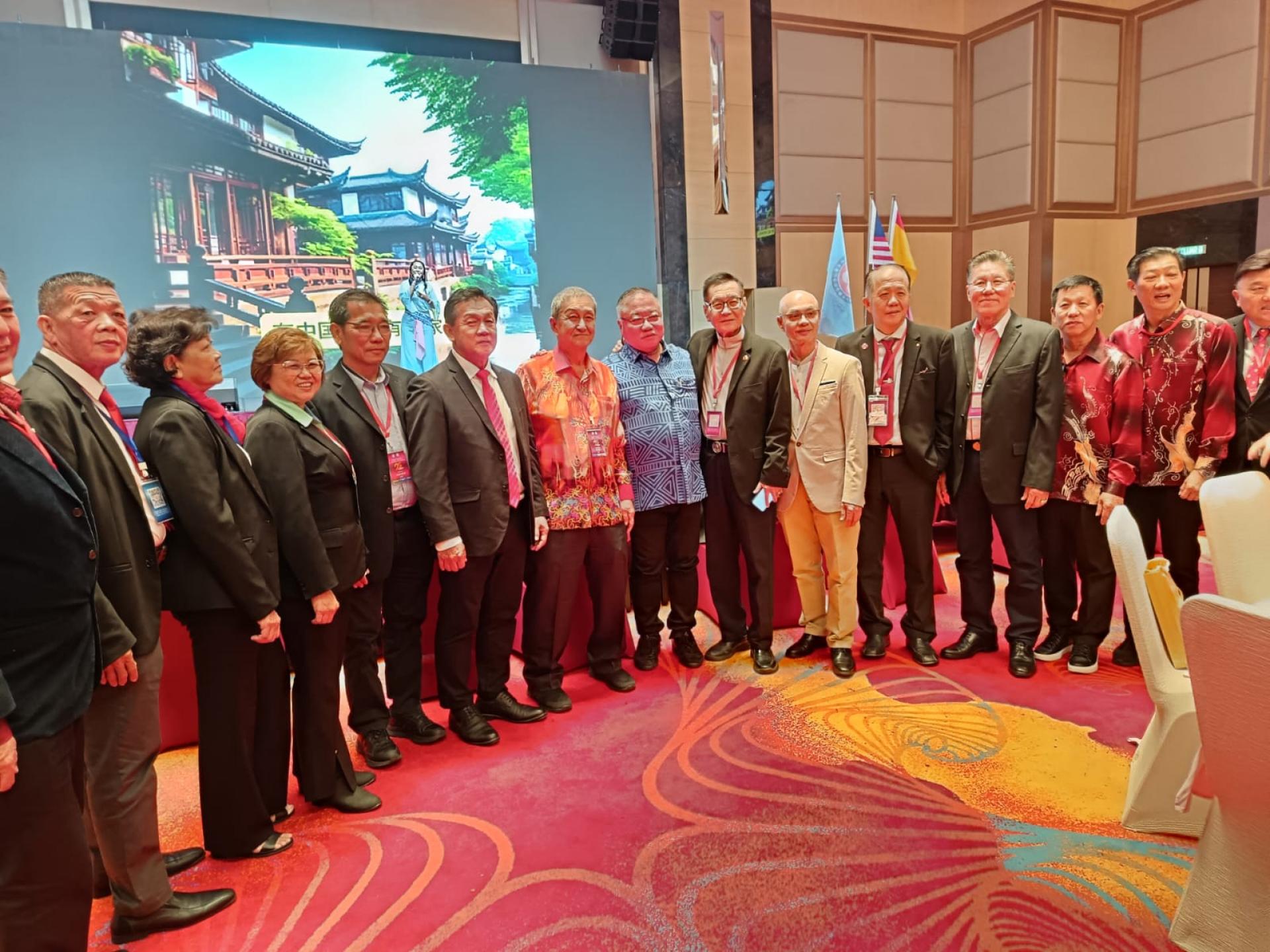 汶莱崇正客联总会代表团与主宾马耒西亚旅游部长拿督斯里张庆信及全马各属会领导摄于会塲