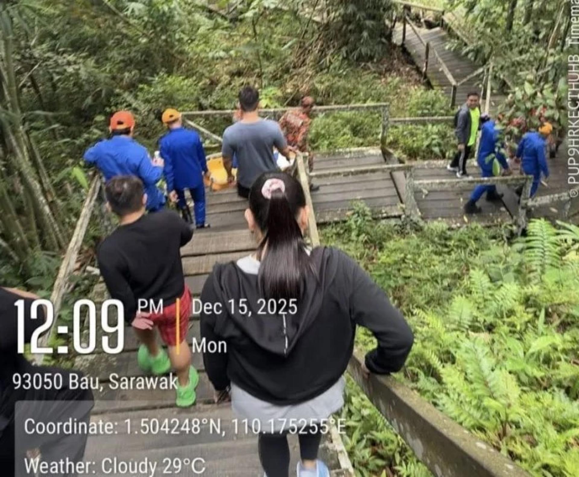 消拯人员在石隆门辛盖山将出现呼吸困难的登山客安置在担架上，安全护送下山。