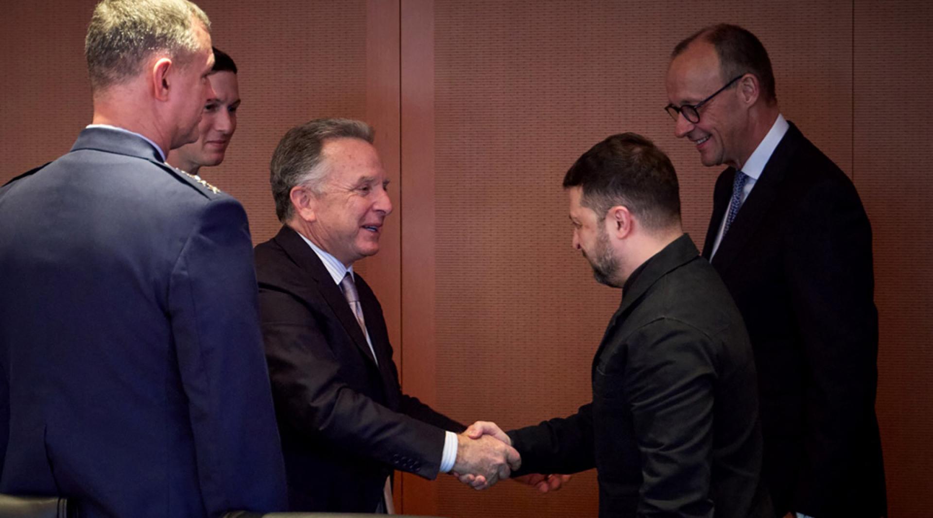 泽连斯基14日在柏林与美国总统特使威特科夫会晤。