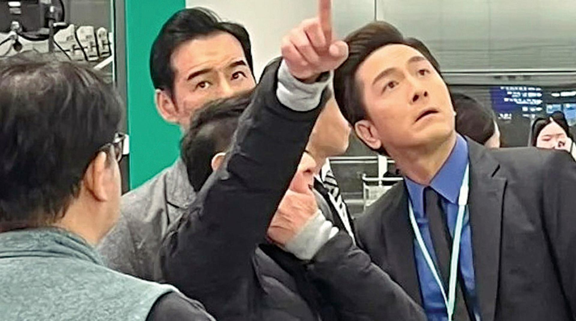 马国明与导演认真交流。