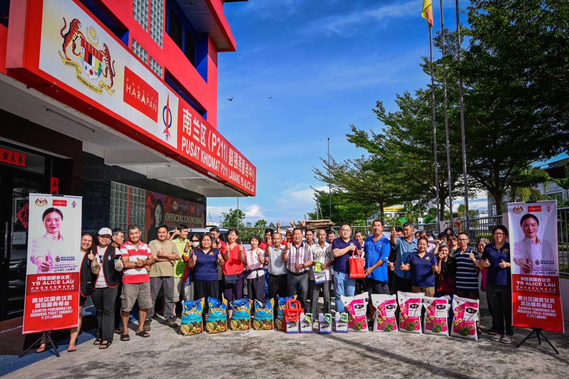 刘强燕服务中心于日前分发出2025年第一批次的“我爱南兰活动:昌明农业援助”，此次为第四场分发肥料与除草剂，共有91位来自浮罗格拉迪、哥罗多以及高原一带的蔬果农民在这项计划下受惠。