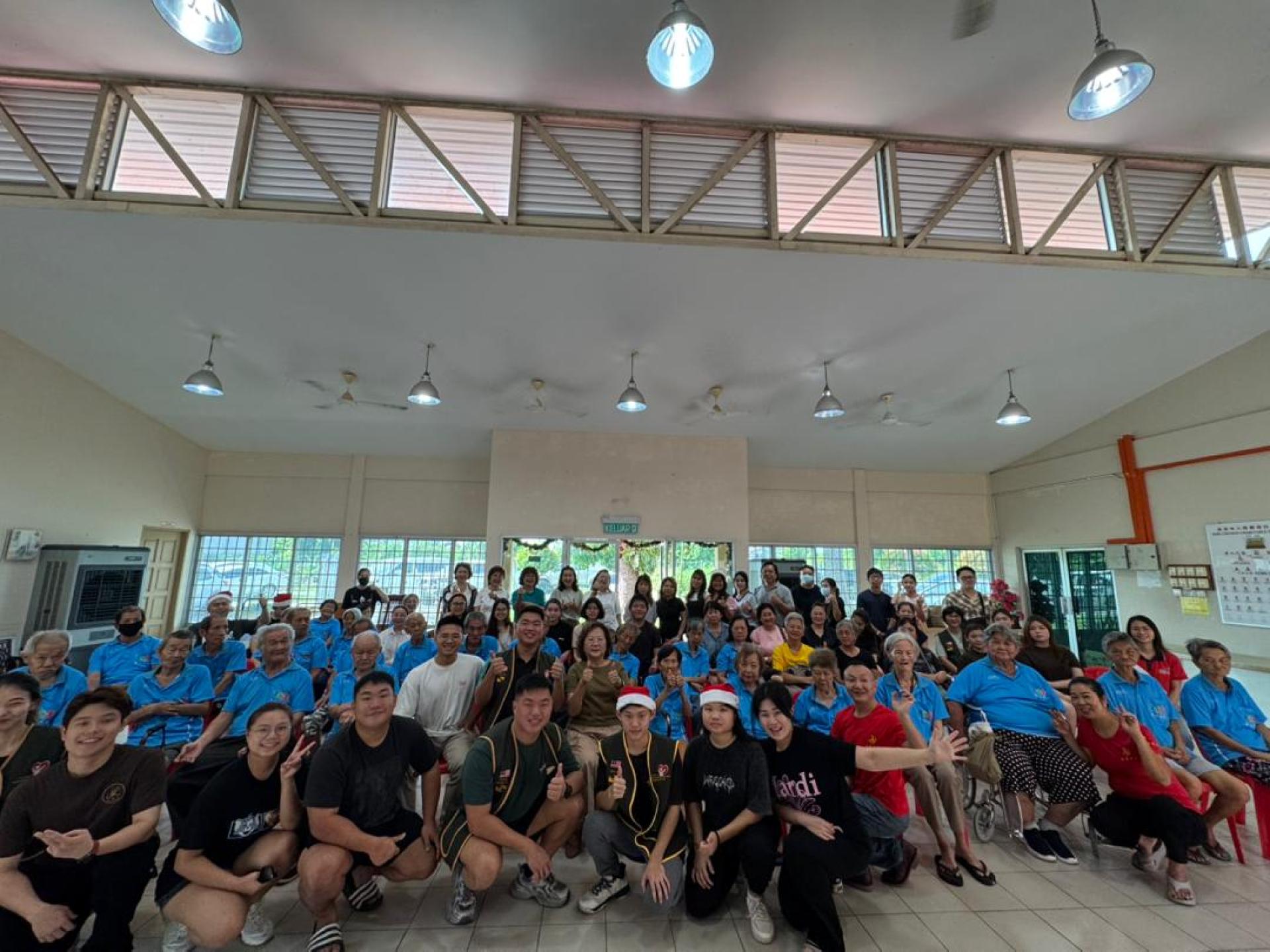 美里社区关怀团队在美里老人之家主办“爱在冬至，陪伴不缺席”社区关怀活动，全体出席者合影。