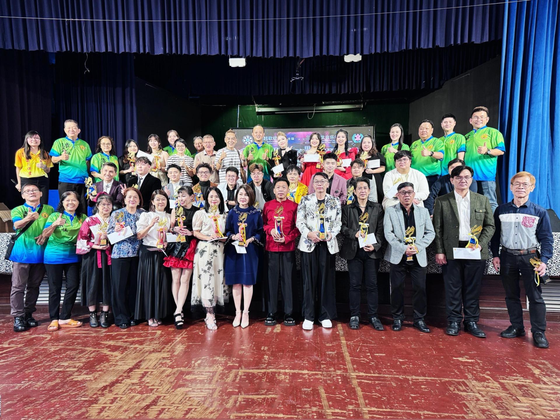 全砂第50届男女华语歌唱比赛暨全砂第5届男女宿将华语歌唱比赛美里选拔赛全体参赛歌手大合照。