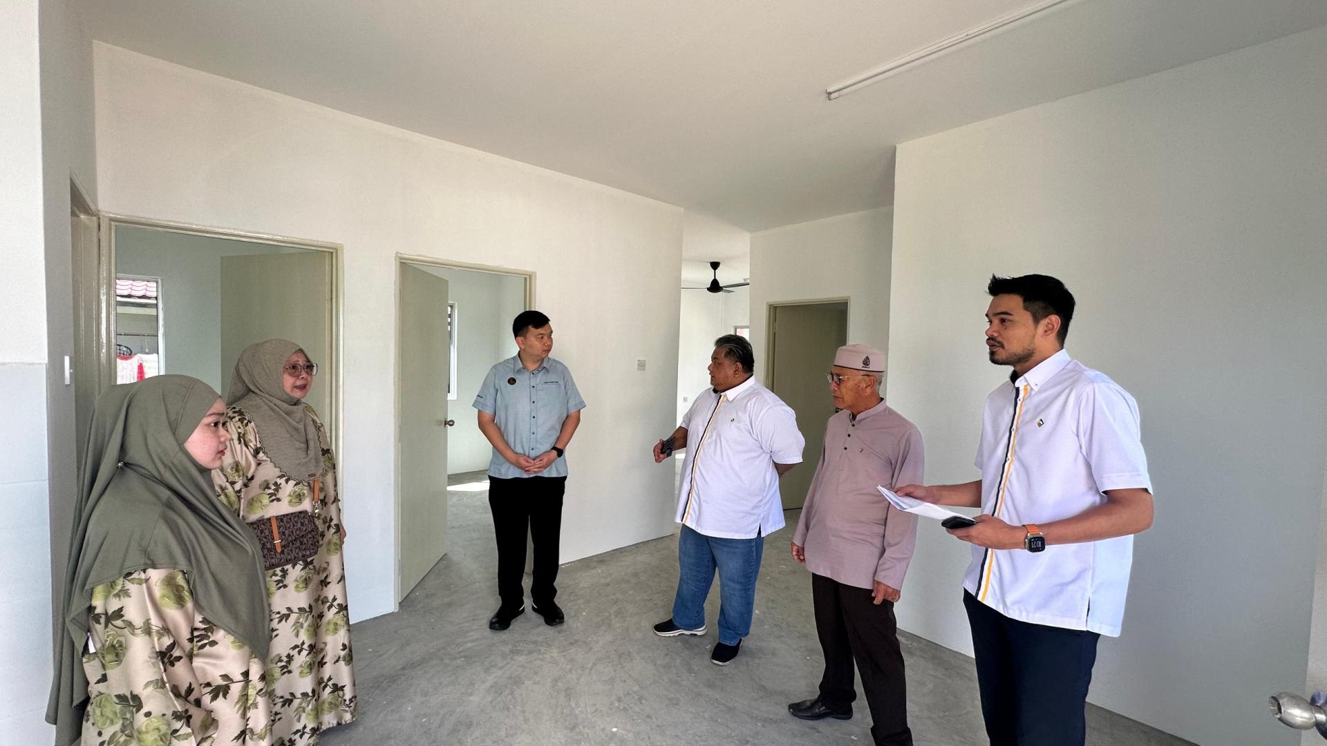 美里国会议员赵俊文（左3）联同国家房屋公司（SPNB）官员，巡视数项已竣工的亲民房屋。