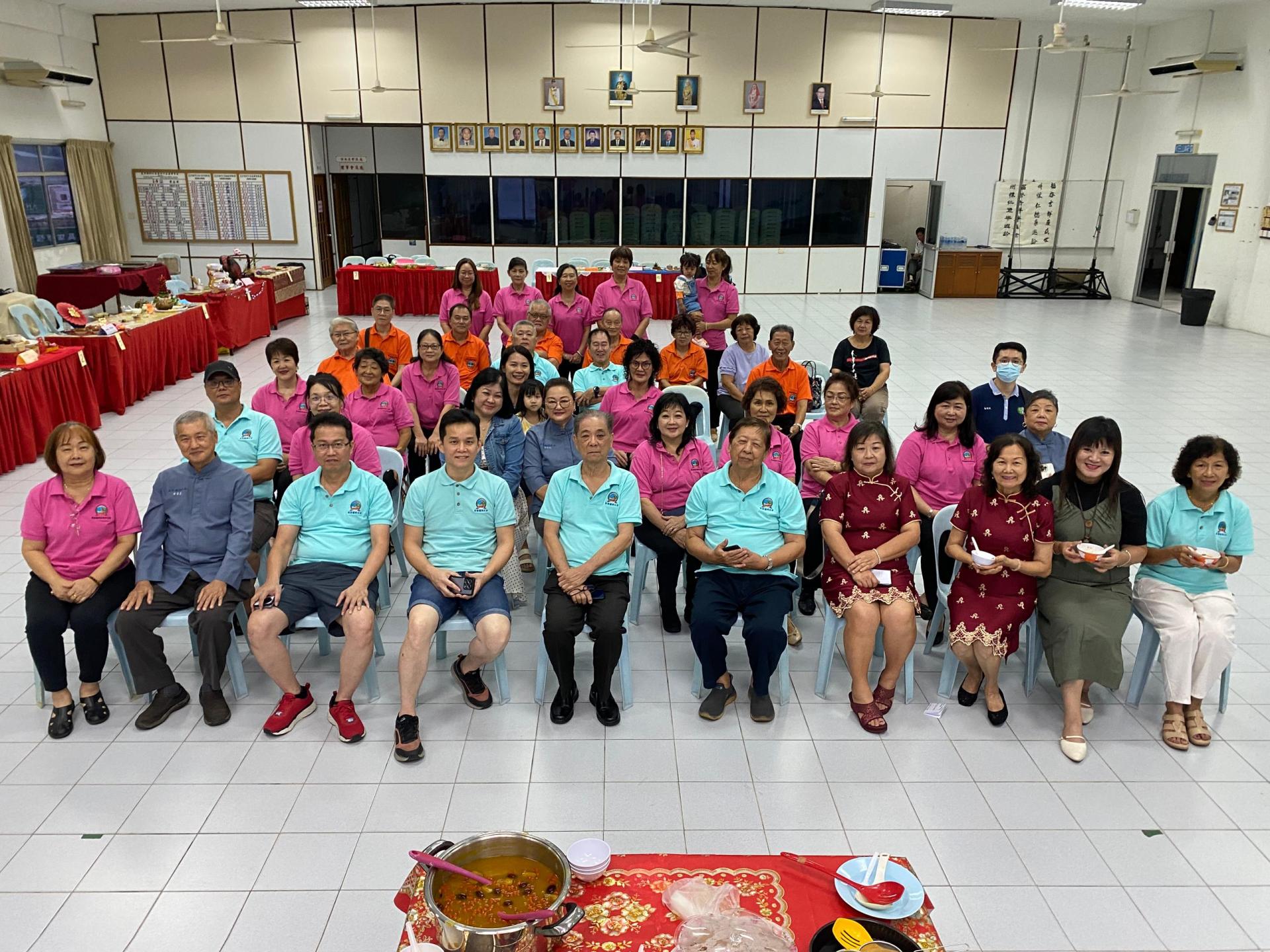 美里福州公会汤圆创意摆设比赛暨四机构交流会出席者合影。右3起为筹备会主席黄碧兰、妇女组主任黄优芳、副财政黄联向、主席黄志滨、秘书长陈德毅及财政黄新升。