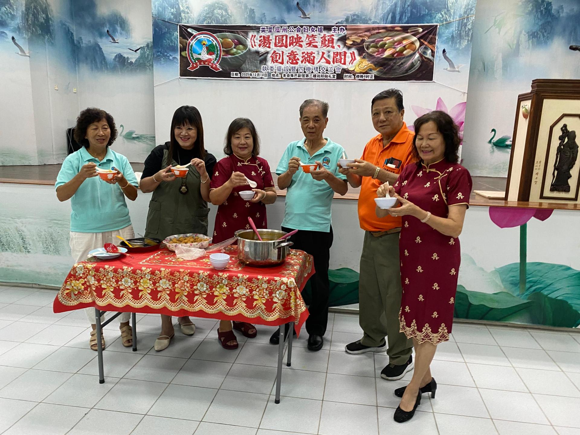 妇女组名誉主任许美链（左起）、名誉主任黄晓薇、主任黄优芳、主席黄志滨、乐龄组主任林泽如及筹备会主席黄碧兰，为活动主持开幕仪式。