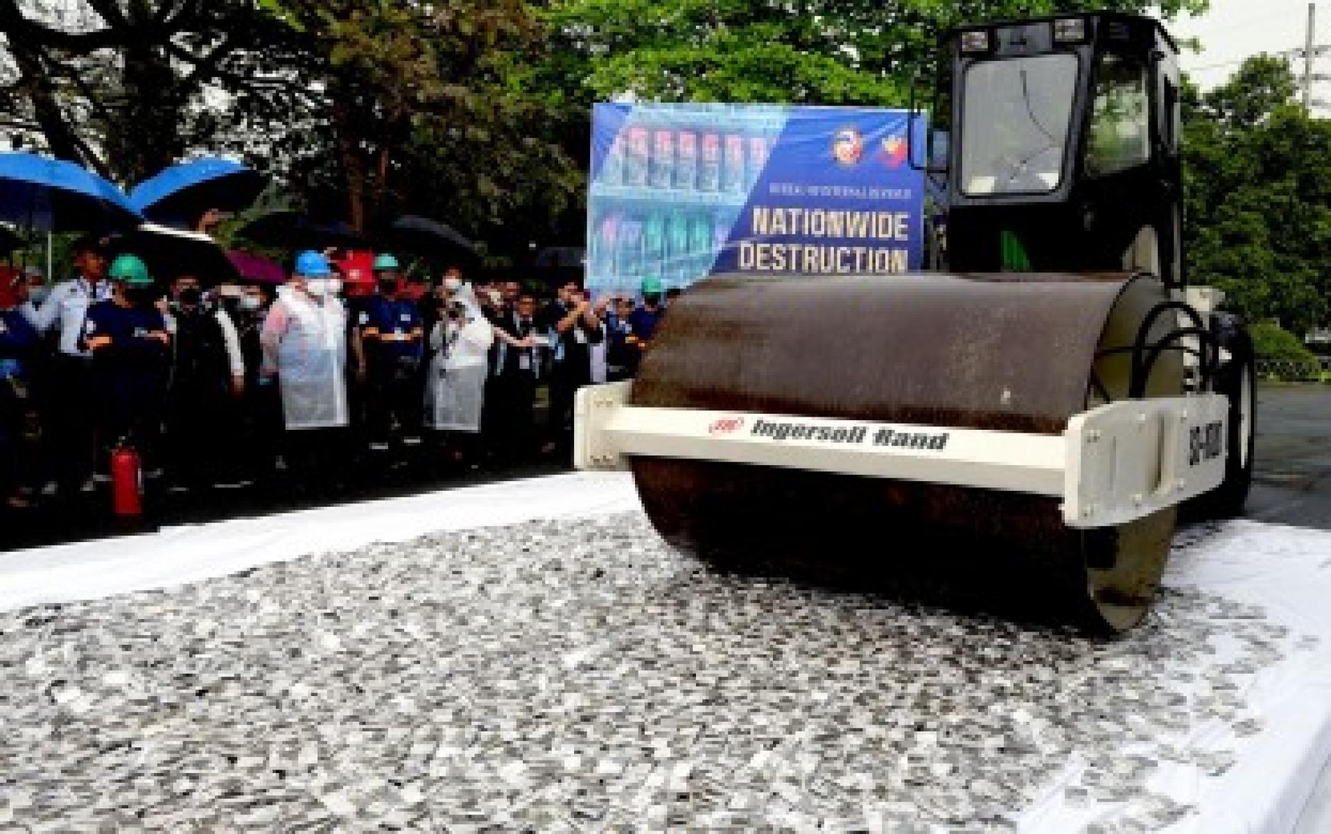 菲律宾国内税务局周一在税务局总部销毁一批非法电子烟产品，作为打击非法贸易与逃税行动的一部分。