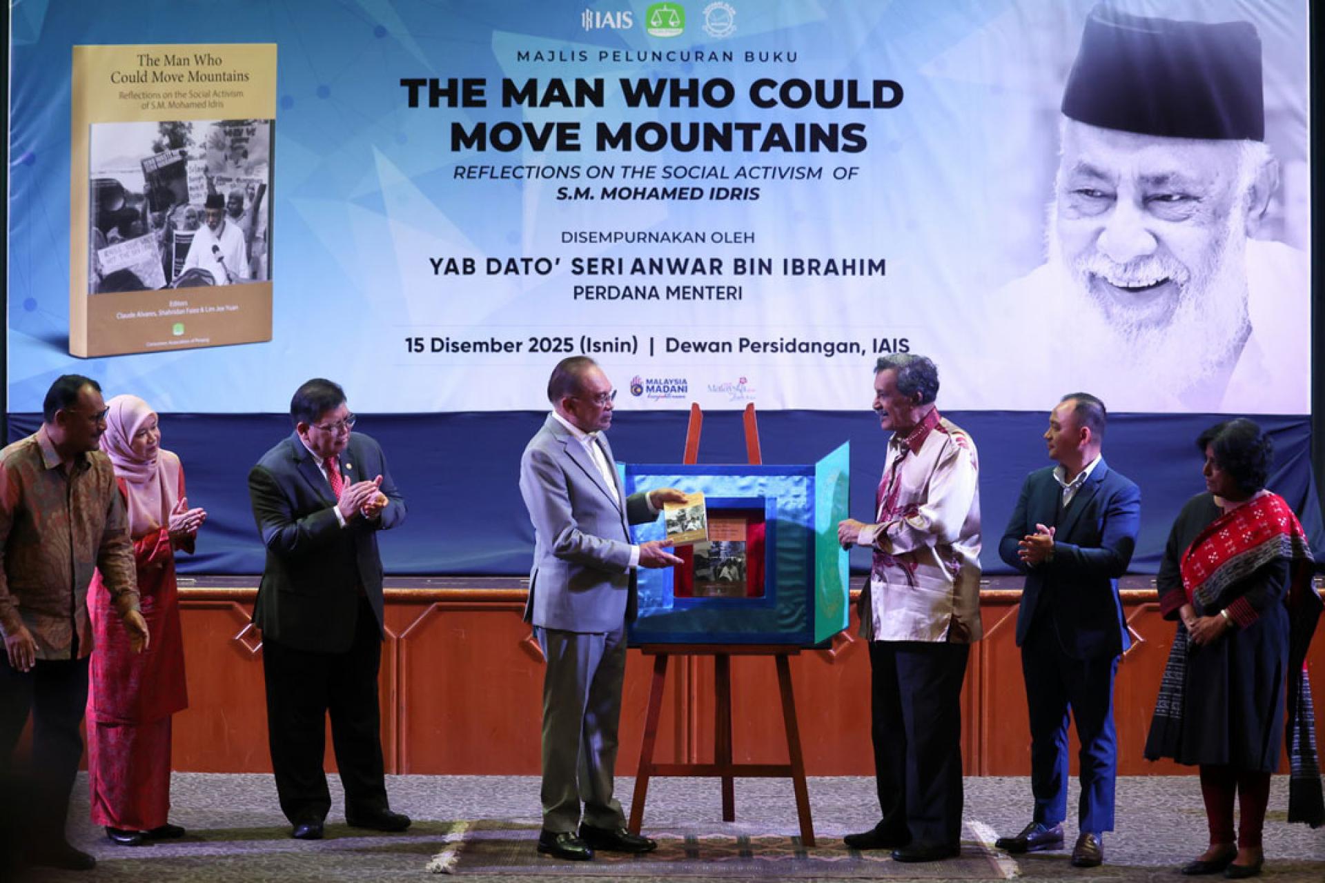 安华（左4）为《能移山者：莫哈末依德利斯社会活跃分子的反思》新书主持推介礼。陪同出席者（左起）包括槟城消费人协会理事会成员沙里丹费兹莫希丁博士、教育部长法丽娜、国会下议院议长丹斯里佐哈里阿都。