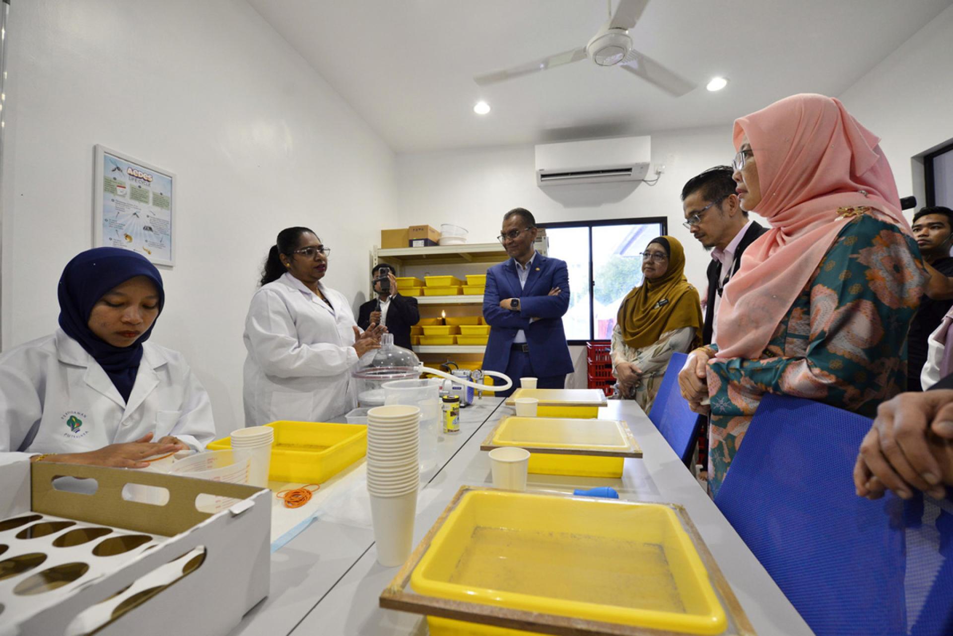 扎丽哈与祖基菲里到访刚正式启用的布城沃尔巴克氏菌昆虫馆，了解“释放携带沃尔巴克氏菌的埃及斑蚊行动”设施。