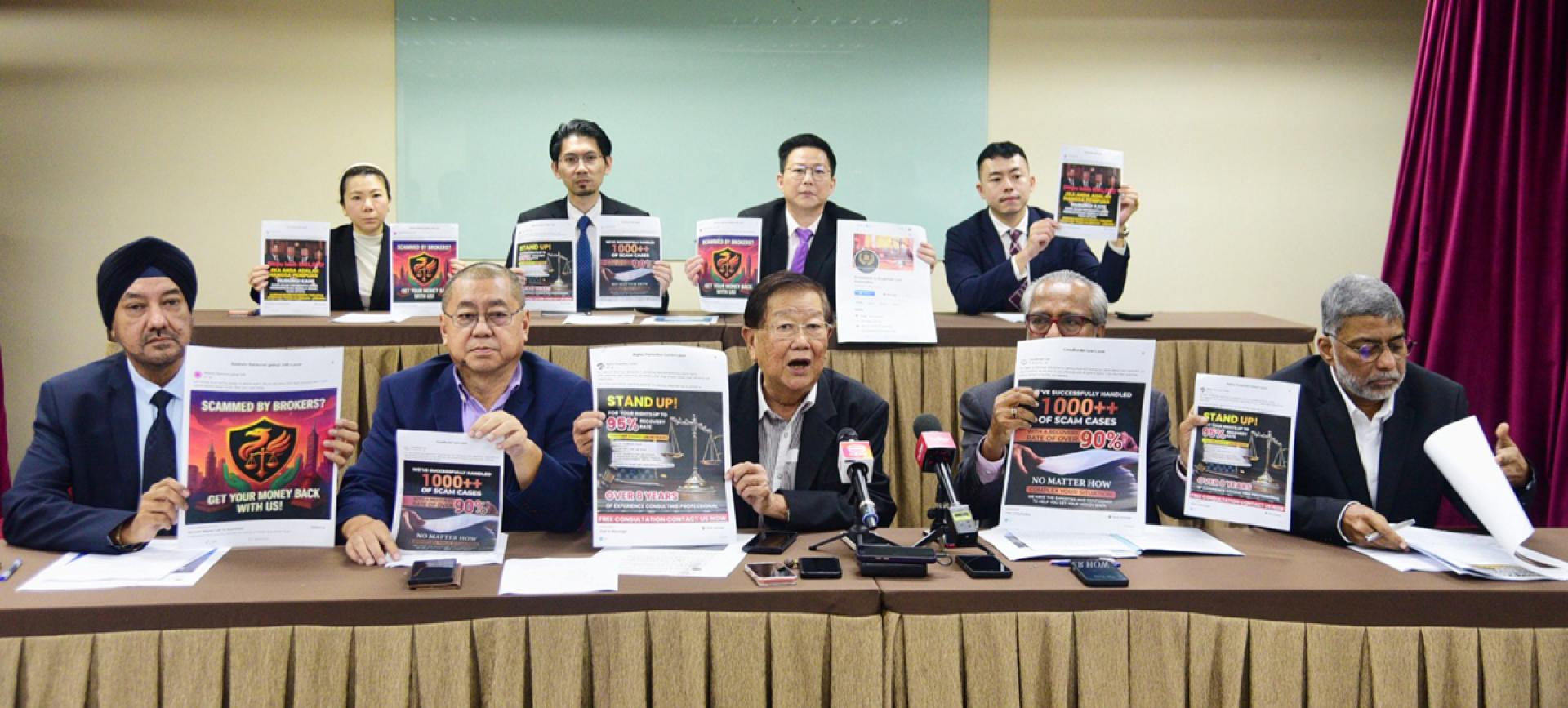 资深律师展示他们在脸书发现的“协助追回骗款”可疑广告，提醒公众小心，前排左起为拉治柏星、汤木、张天赐、沙菲宜及祖尔。