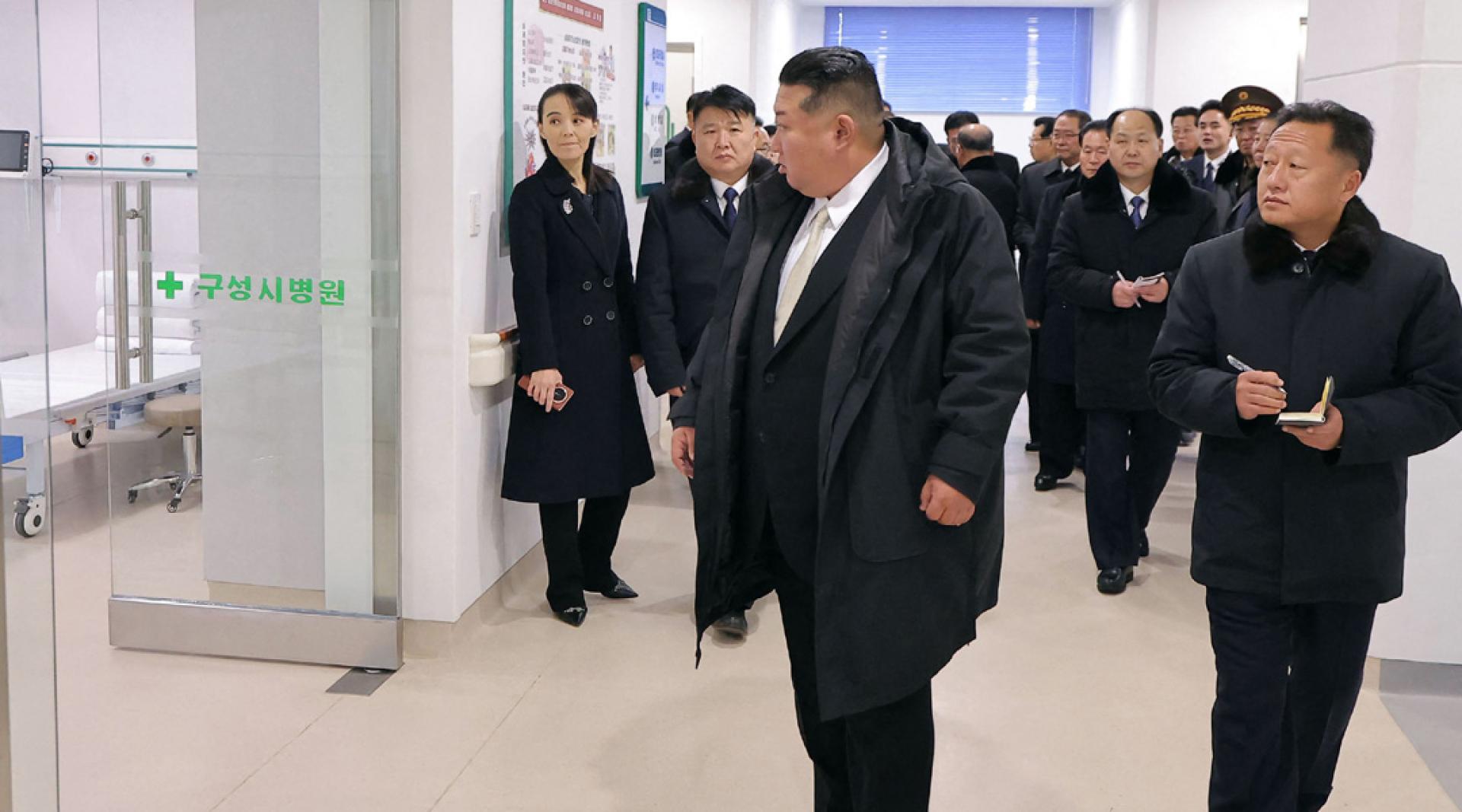 金与正右手疑拿着荣耀Magic V3手机。