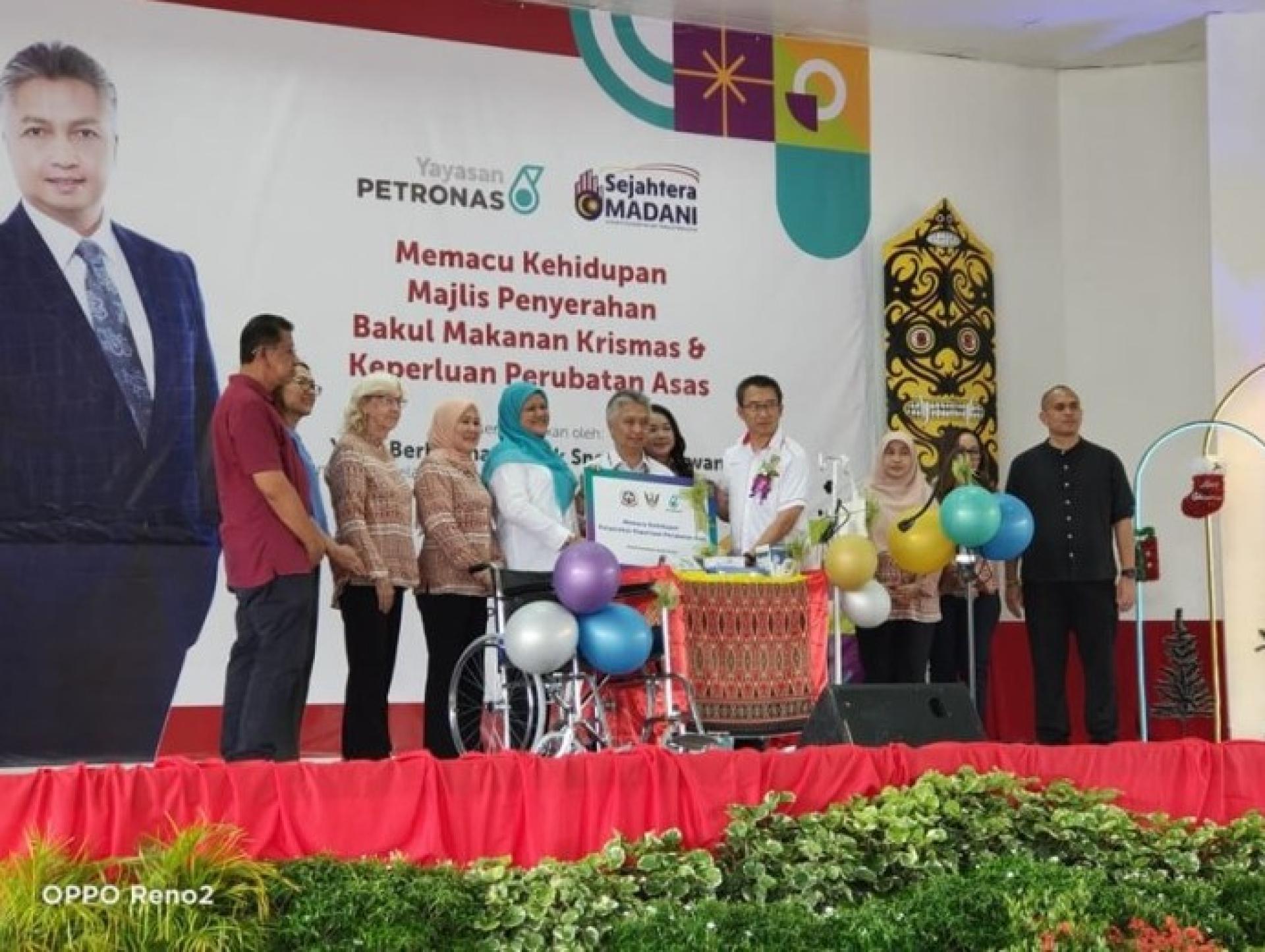 斯诺登（左6）于2025年12月12日主持“推动生命·巴莱林吟圣诞计划”。