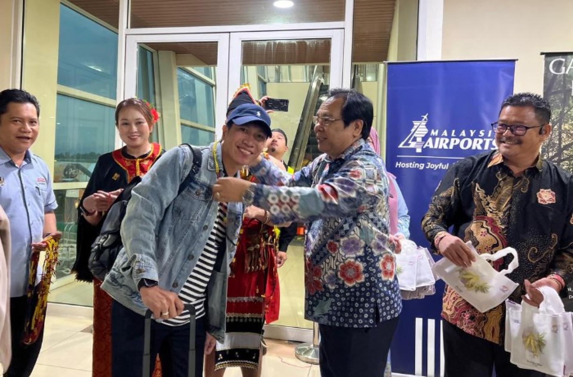 耶理苏修在古晋国际机场（LTAK）VIP抵达厅向首航巴迪克航空乘客赠送砂拉越手工珠链，以示热烈欢迎。