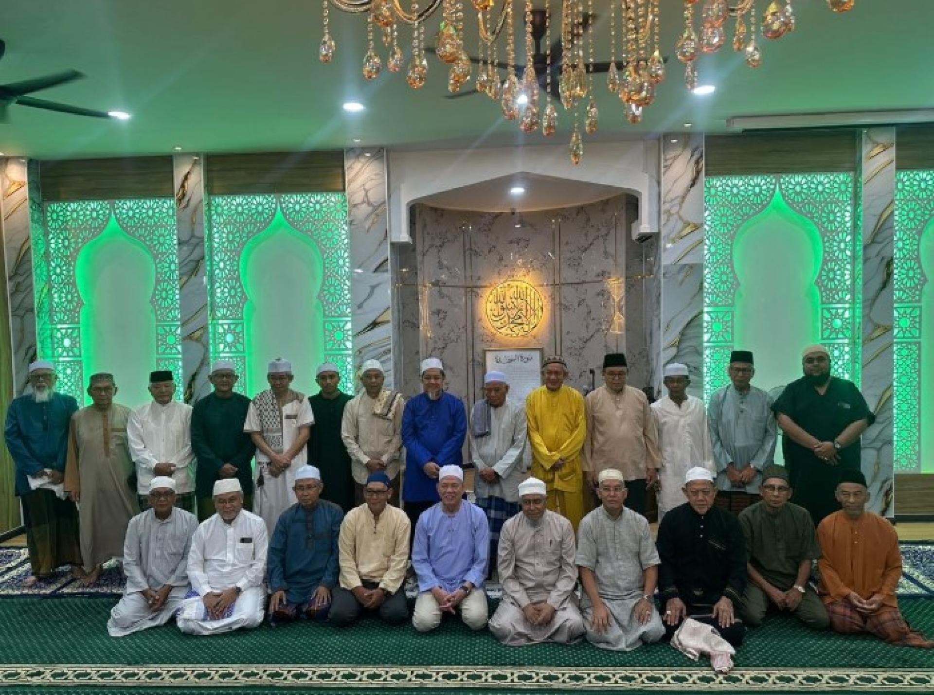 法迪拉（中坐）与马哈穆迪小清真寺成员合影留念。