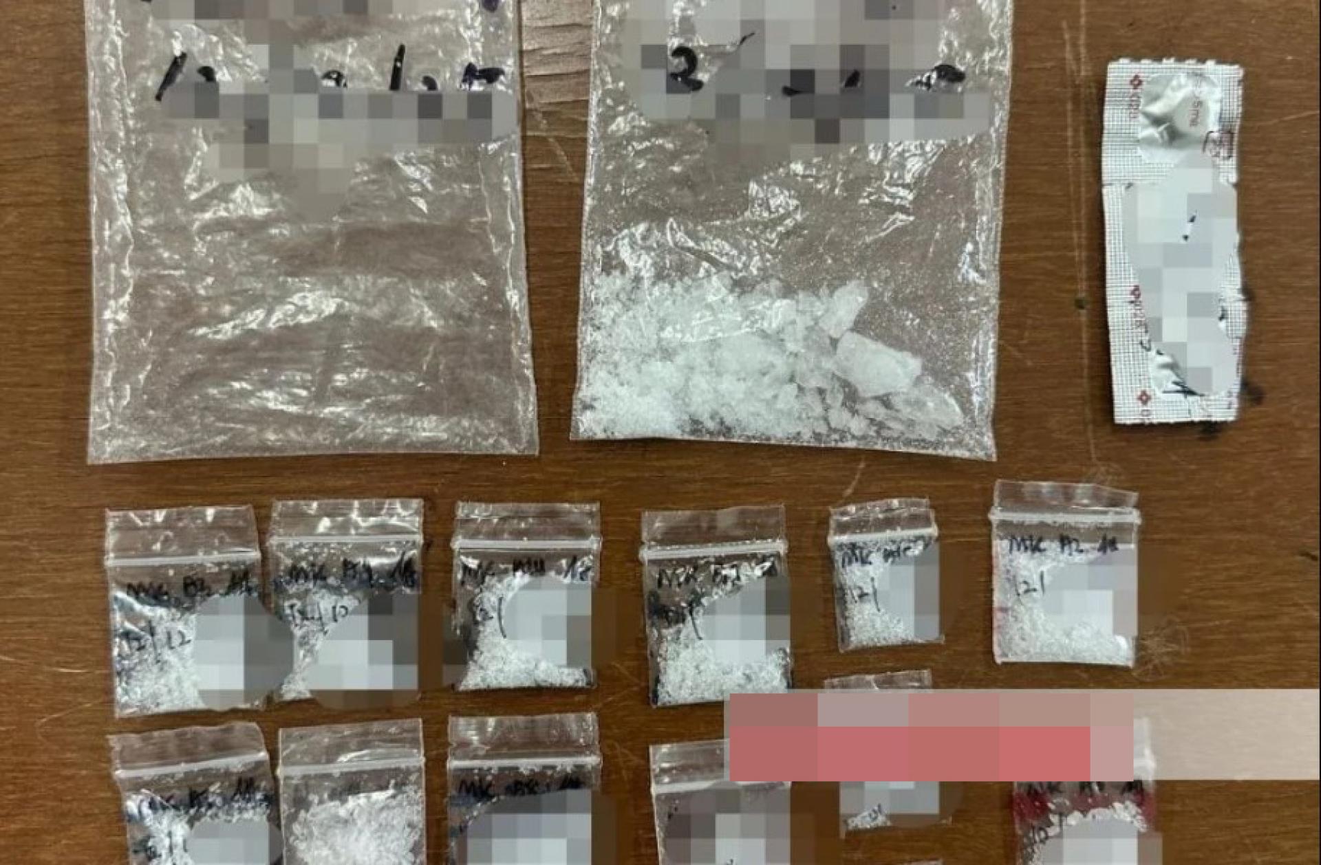 塑料袋内为疑似甲基苯丙胺毒品。