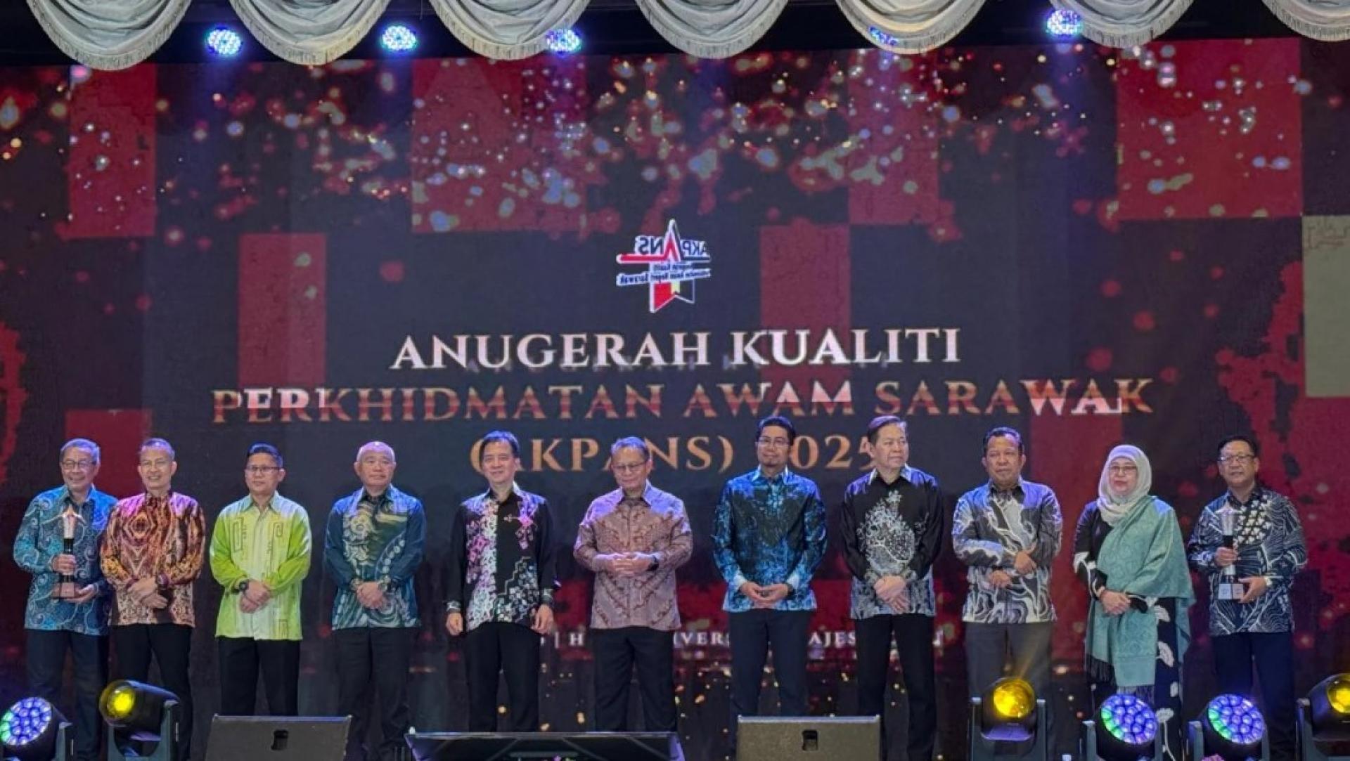 砂拉越州务秘书阿玛莫哈末阿布巴卡马祖基（中）与来宾及砂拉越公务员服务质量奖（AKPANS）获奖者合影。