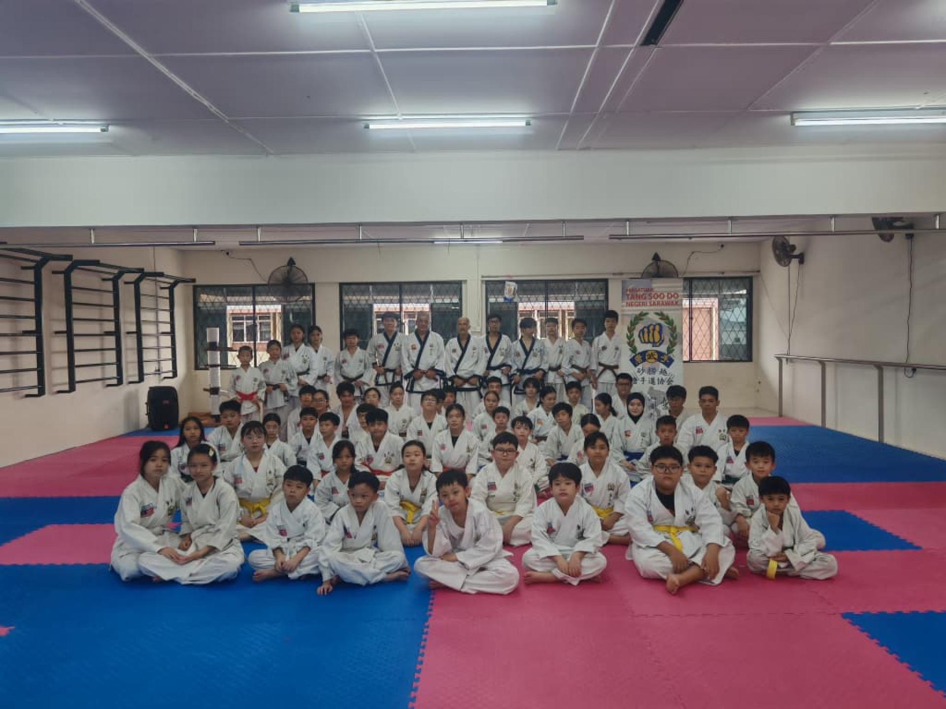 砂拉越三马拉汉唐手道协会在其总部举办今年第三次各级升段考试，各级学员踊跃参加并通过了考试。站者右6和右7是邱昌永教练、覃懋農教练。