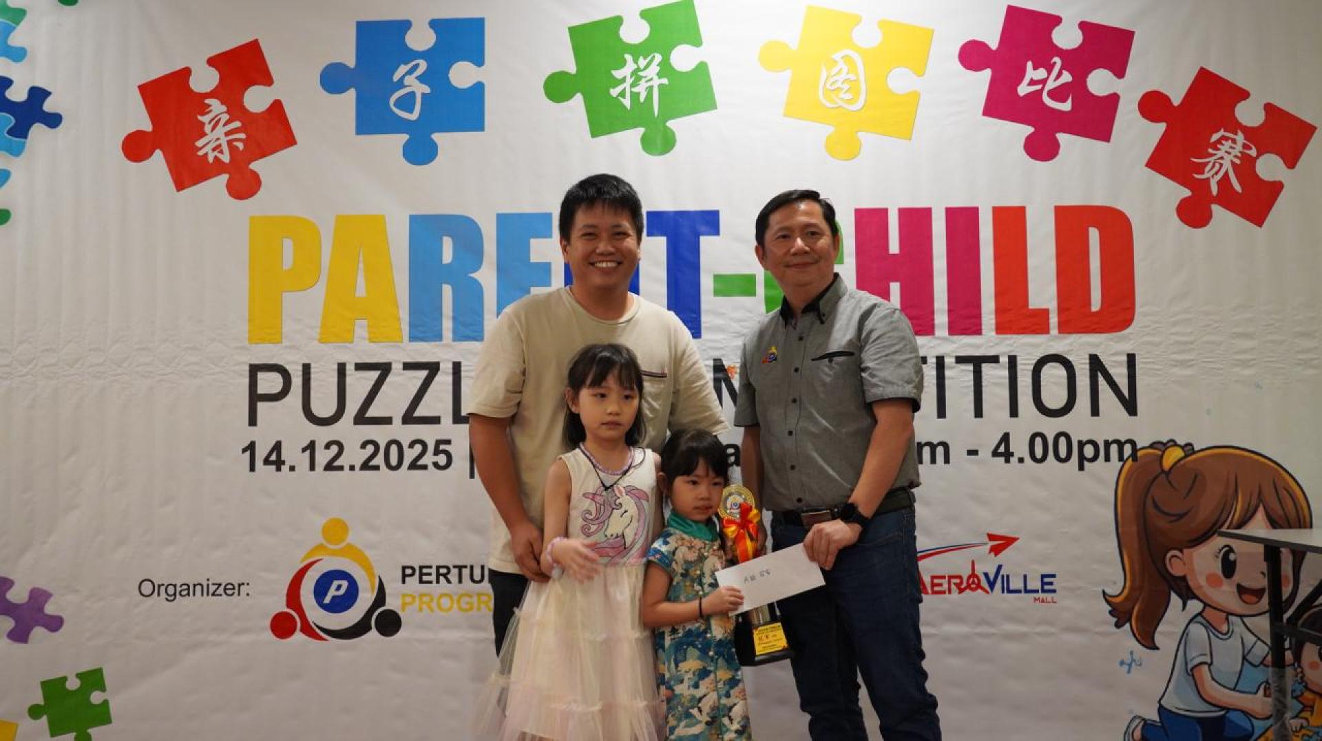 古晋社区前进协会主席余国雄颁发奖杯与奖金予A组（7岁以下）冠军张伊萱。