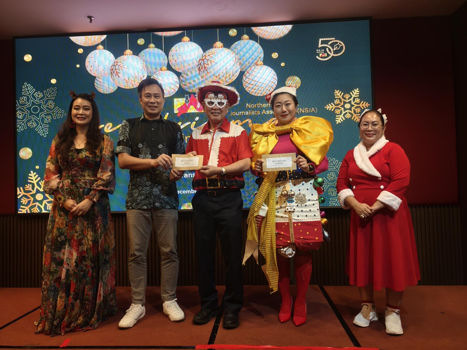 北砂新闻从业员协会会长蔡传晋（左2）颁发予全场最佳男女服装奖得主李景胜（左3）与蔡依慧（右2）。