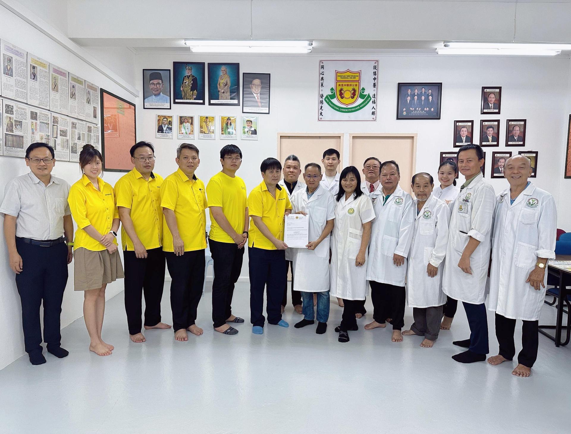 砂人联党兰卑尔支部主席王智义（左6）移交邀请信予美里中医师公会秘书长林承党医师。左5为筹备会主席黎俊纬。