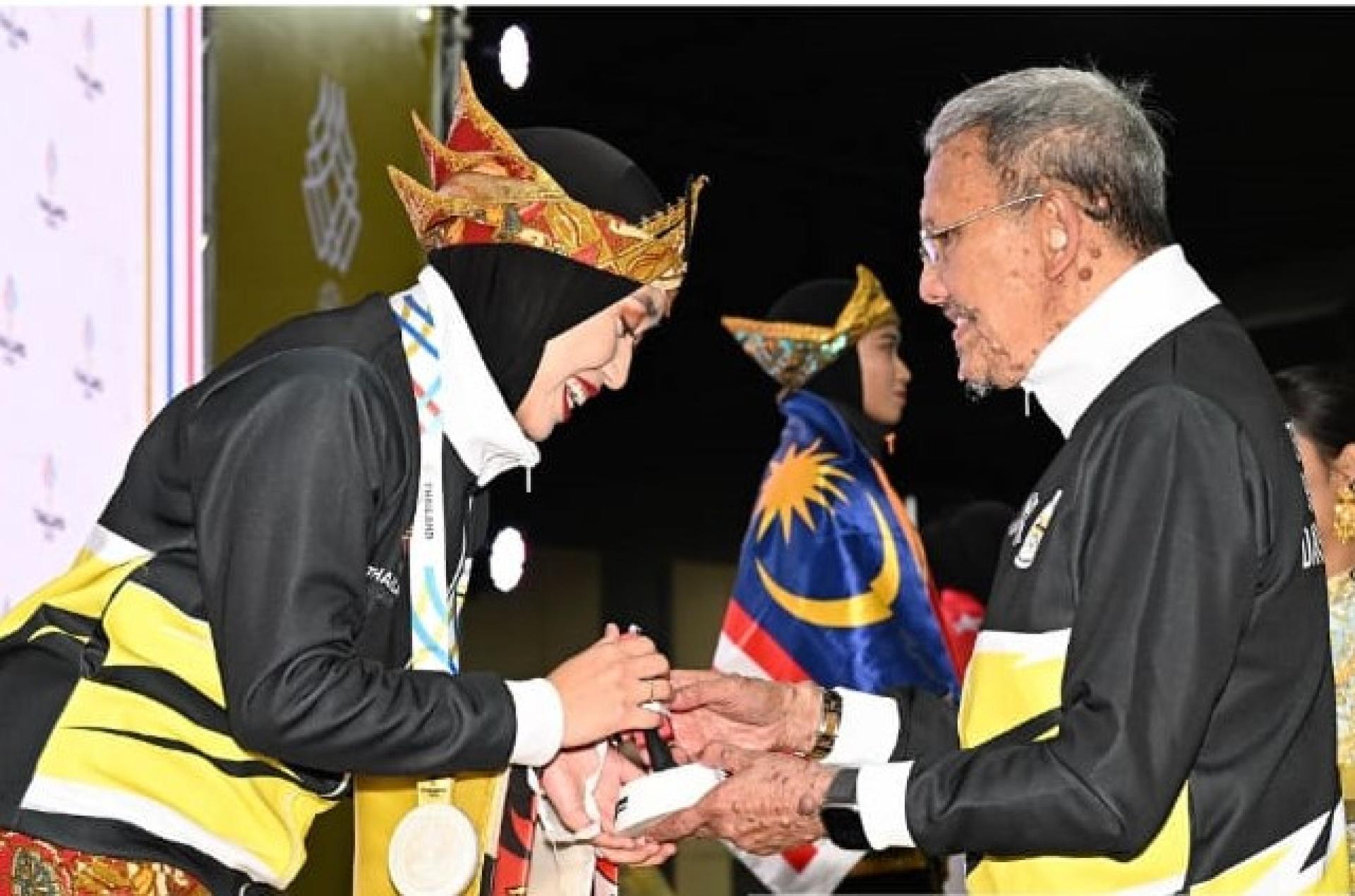 哈吉苏菲里博尔基亚亲王颁发奖牌予奴瓦希克阿芝玛