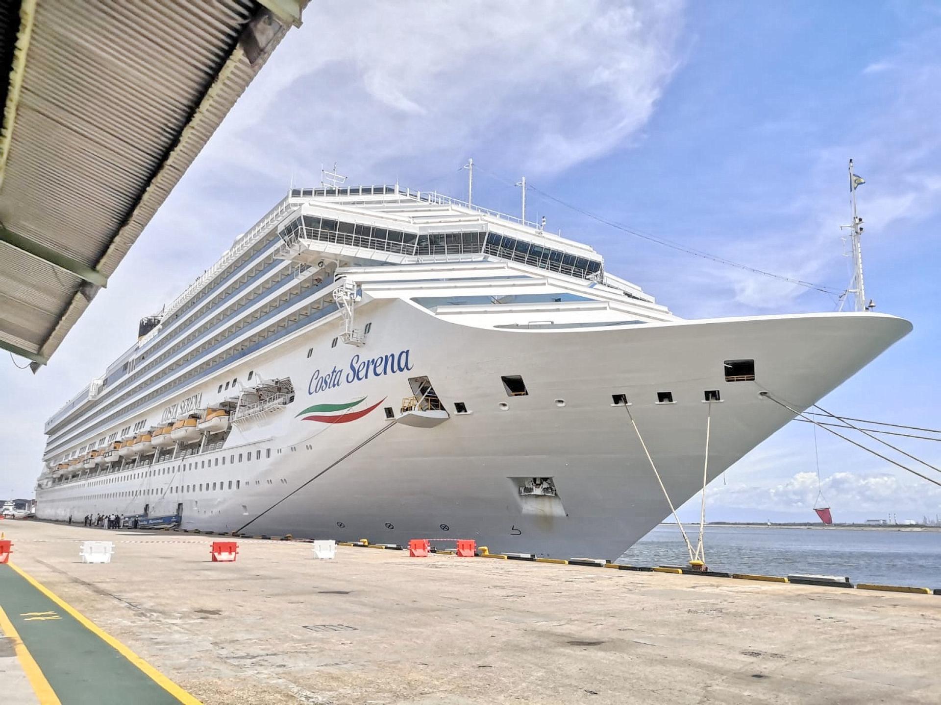 歌诗达赛伦娜号邮轮抵达汶莱摩拉港。