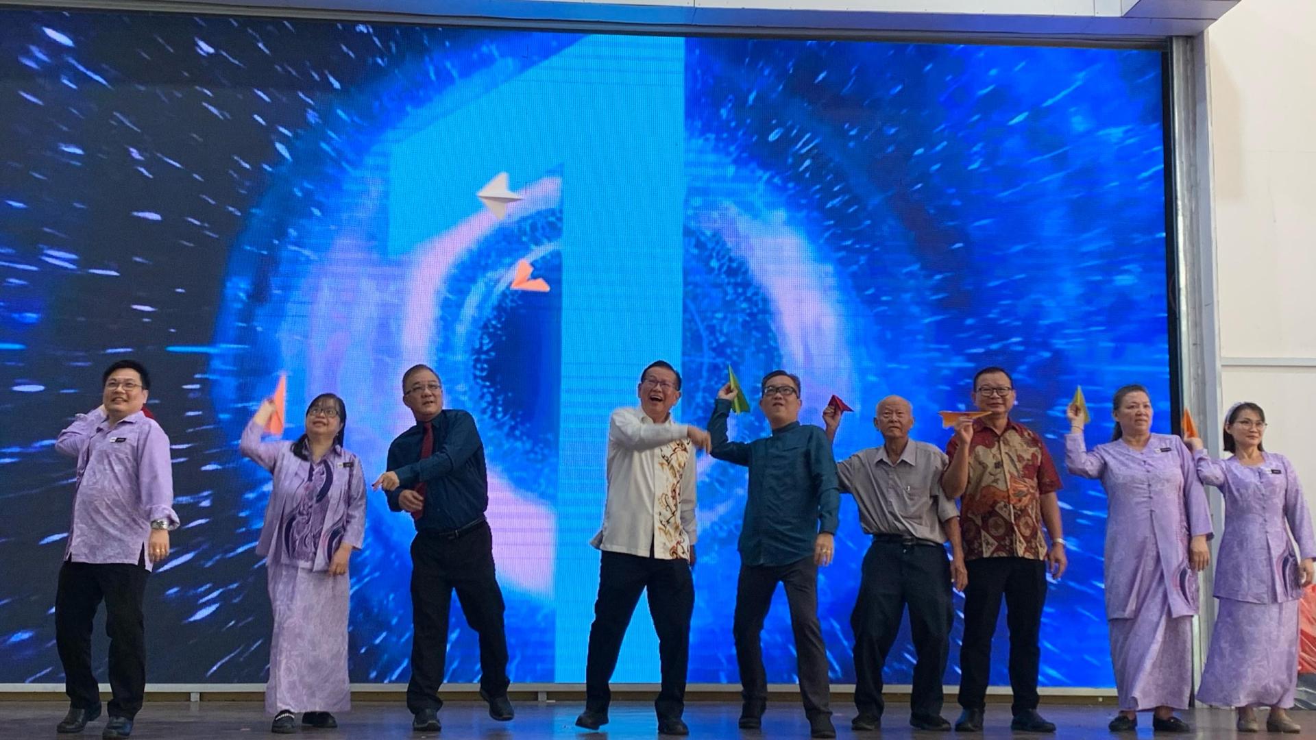 拿督斯里李景胜（左4）以投折纸飞机特别仪式为中山小学第七十九届毕业及颁奖典礼主持开幕。