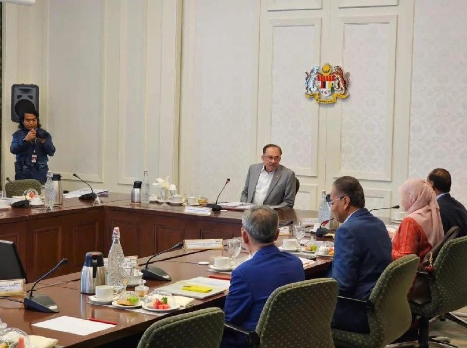 安华（中）主持在布城举行的“国家战略项目专项监测会议第3/2025次会议”。