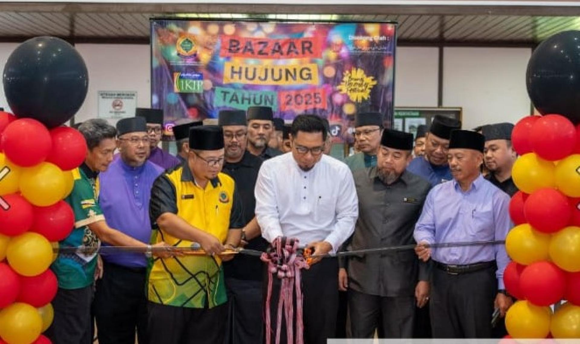 汶莱摩拉县代县长彭基兰莫哈末阿米尔穆巴拉克为年终市集主持开幕礼