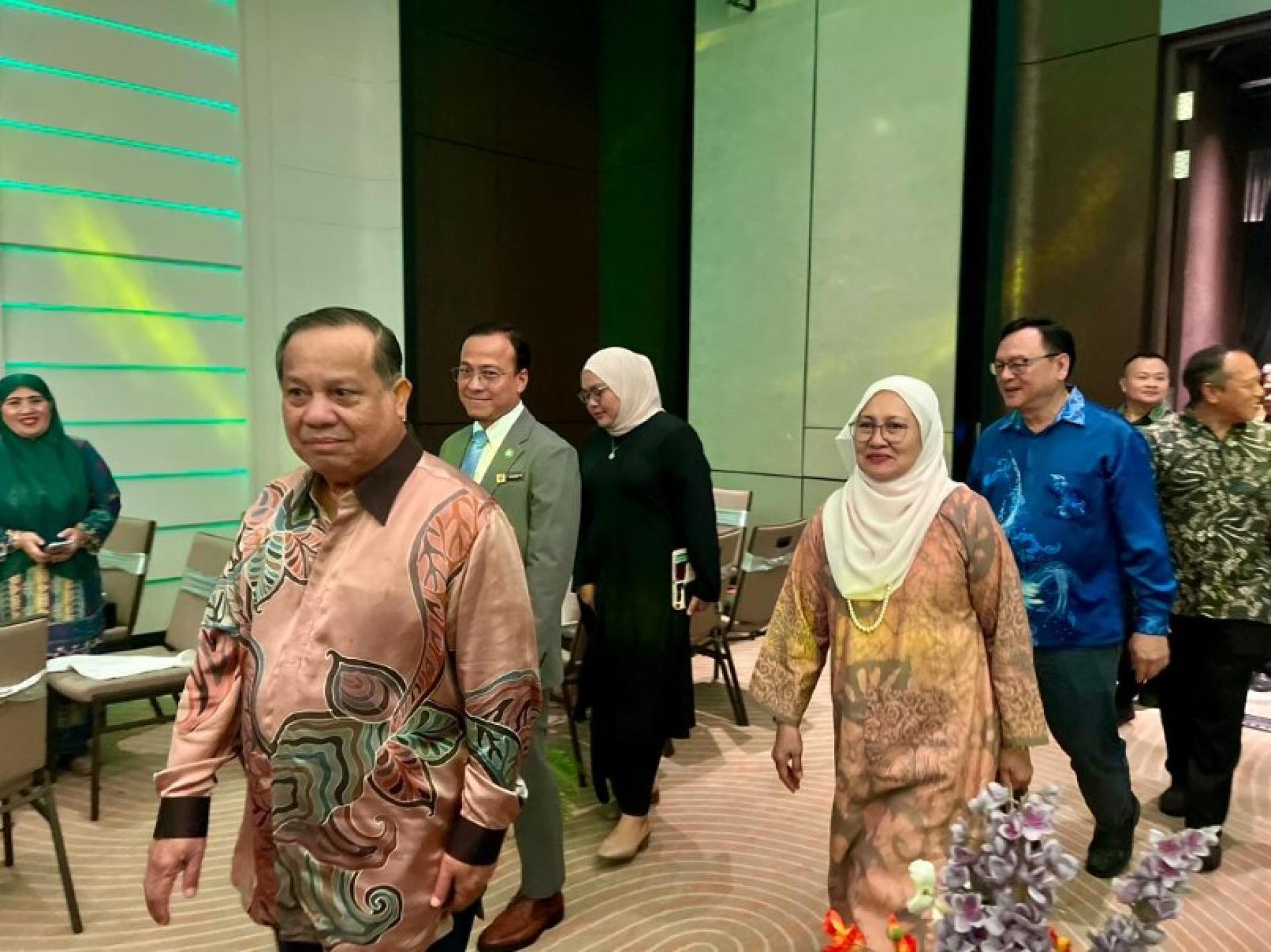 Abang Abdul Rauf抵达活动现场时，由贵宾陪同。