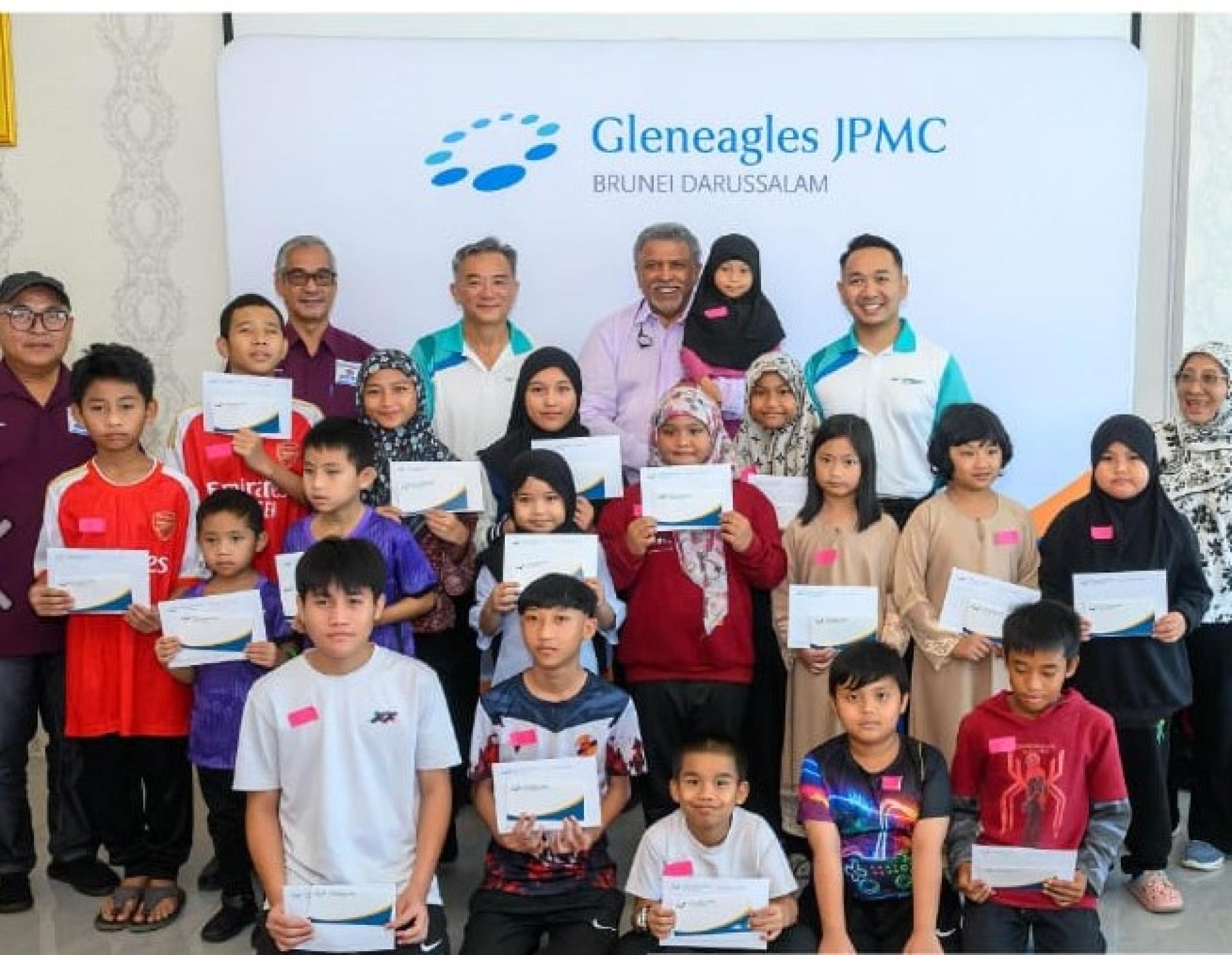 出席嘉宾与受惠学生合影