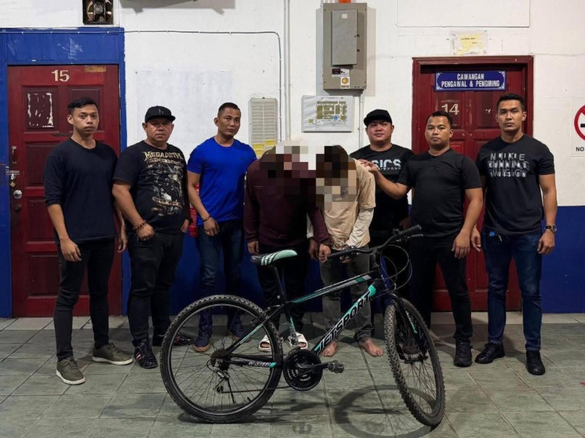 嫌犯与起回的失窃脚车在美里中央警局合影。